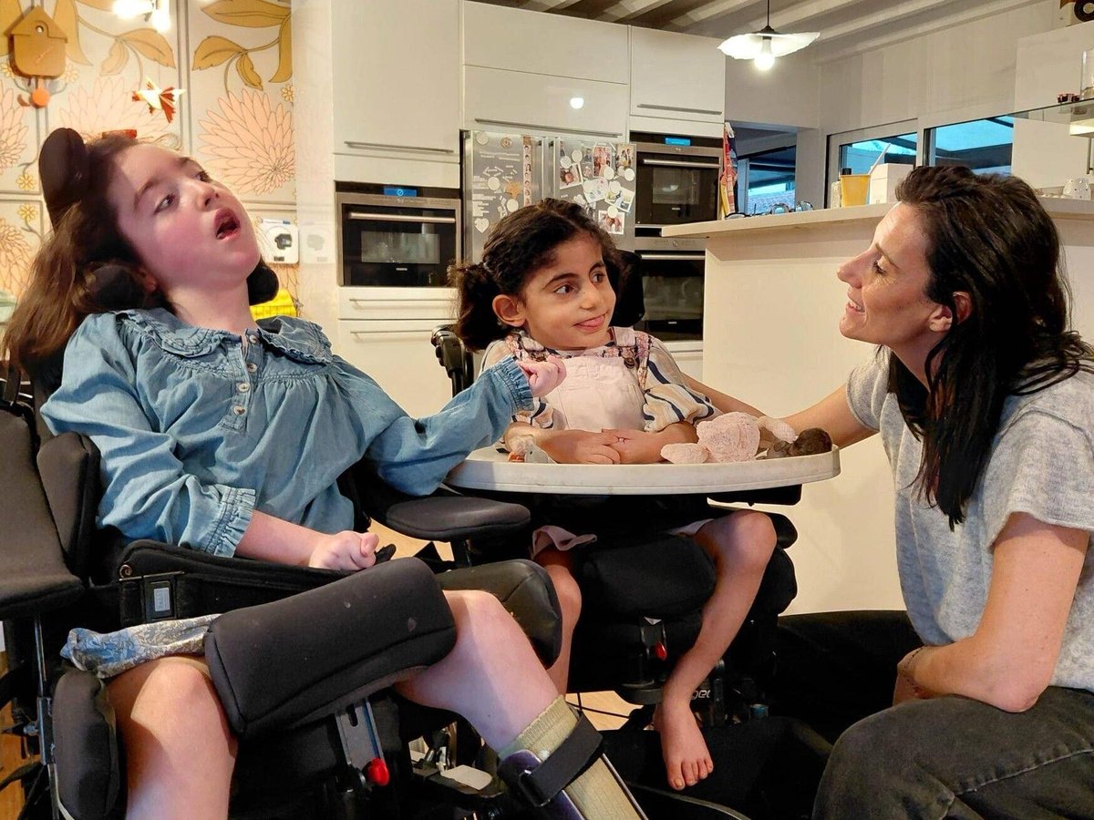 le_Parisien's tweet photo. 💬 «J’ai eu une frousse bleue qu’elle tombe» : à la rencontre de l’incroyable famille de Marie-Garance, bénie par le pape

Parmi les 10 enfants de Clotilde et Nicolas, dans les Yvelines, 4 sont adoptés et en situation de handicap

➡️ https://t.co/lwpFH3vXde https://t.co/Mqf6B2jOOL