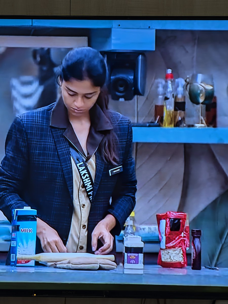 Madhankumar1286's tweet photo. She is manager.
She is a chef.
She is vessel washer at times. 
There is only one name for everything.
#LakshmiPriya 🔥🔥🔥🔥🔥🔥🔥🔥
#BiggBoss10Tamil #BiggBossTamil10 #BiggBossTamil https://t.co/n8LlxKvWgi