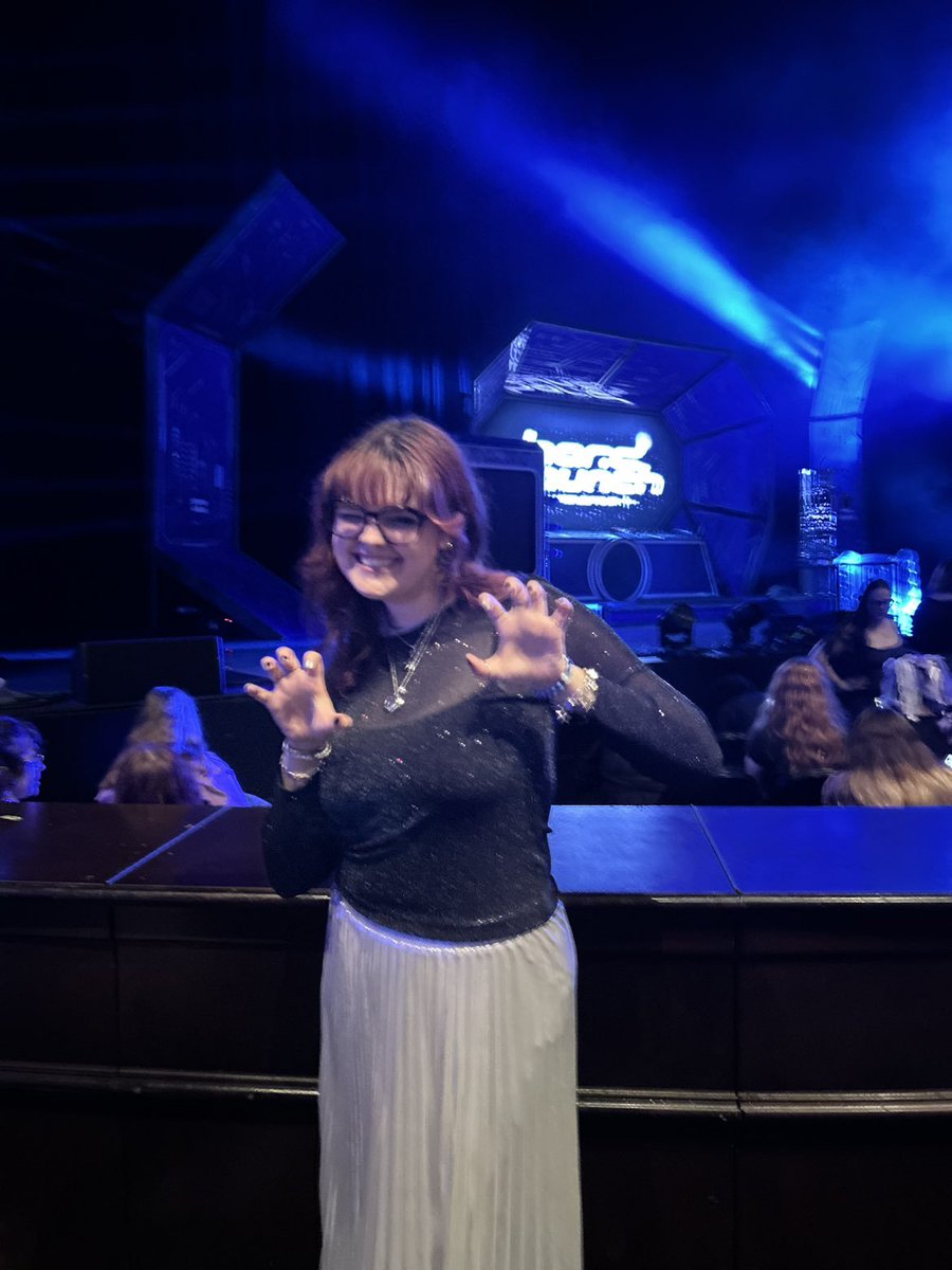 mothisnotonfire's tweet photo. #hardlaunchchicago i love dan and phil and my friends https://t.co/FkTsakGKxU