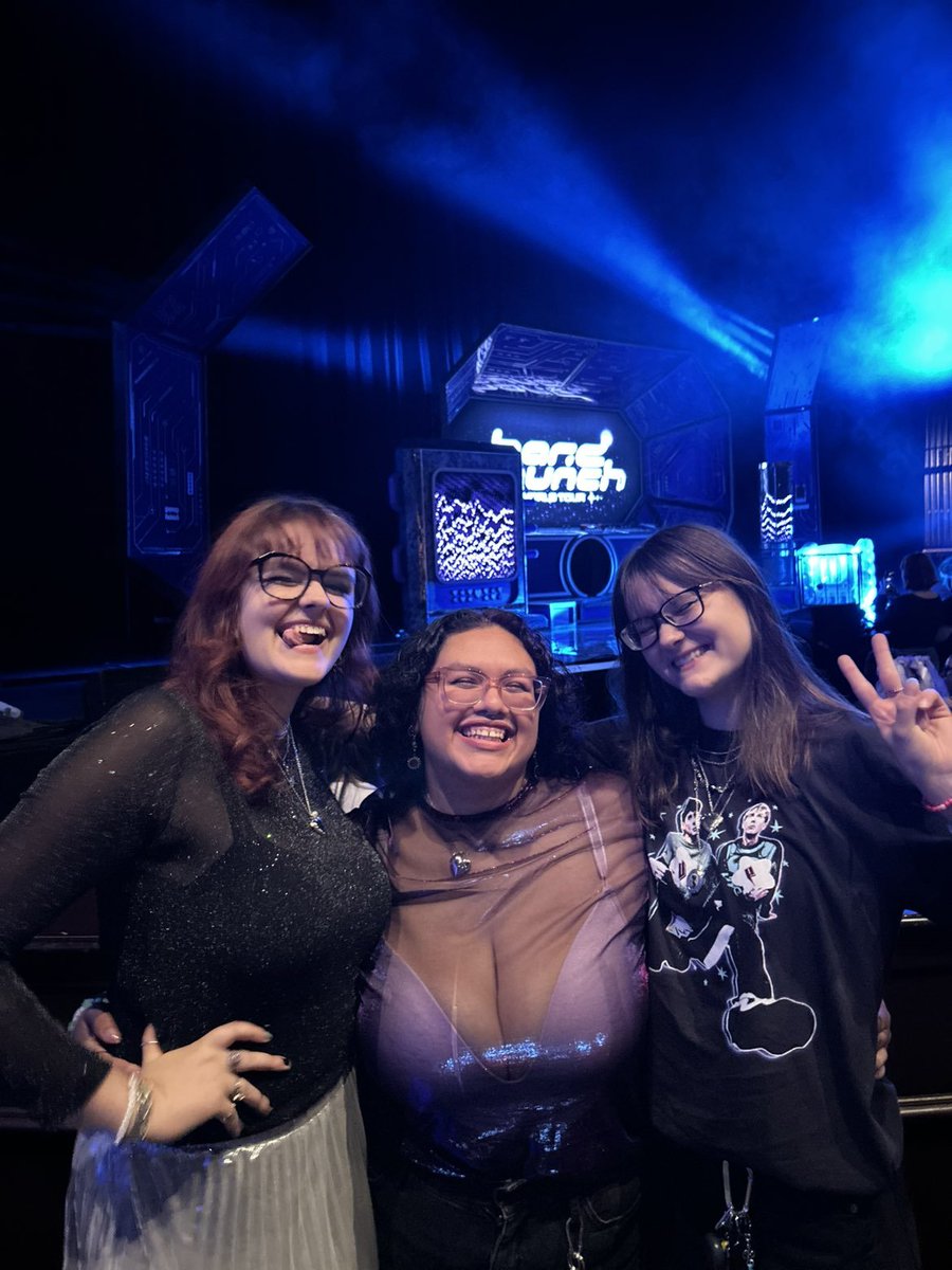 mothisnotonfire's tweet photo. #hardlaunchchicago i love dan and phil and my friends https://t.co/FkTsakGKxU