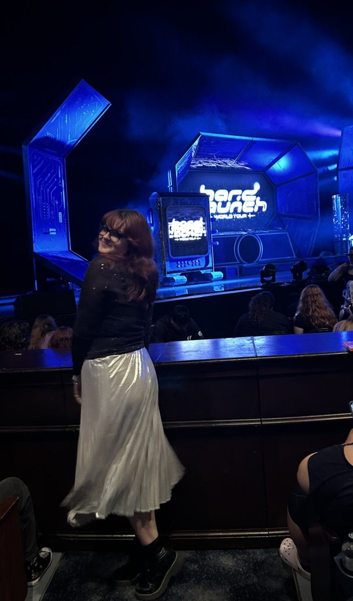 mothisnotonfire's tweet photo. #hardlaunchchicago i love dan and phil and my friends https://t.co/FkTsakGKxU