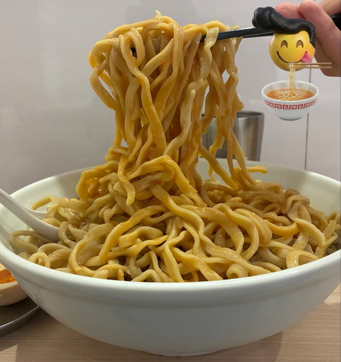 PeterIdentity's tweet photo. 美しい3つの超マイルドな蘭王🥚を
溶かして味わい深いカエシと共に
塩梅よう絡まるゴワゴワ極太麺
今回は柔らかジューシーな豚🍖や
コク旨な半熟味玉🥚も加わり
素晴らしいTPと共に😃
最高の一杯でエルヴィス🍜😋
手違いでカンマク写真は🆑で無し😓A💦
誠に ご馳走様でした🙏😌
#RAMENR
#TKM https://t.co/kqwmCQDhxD