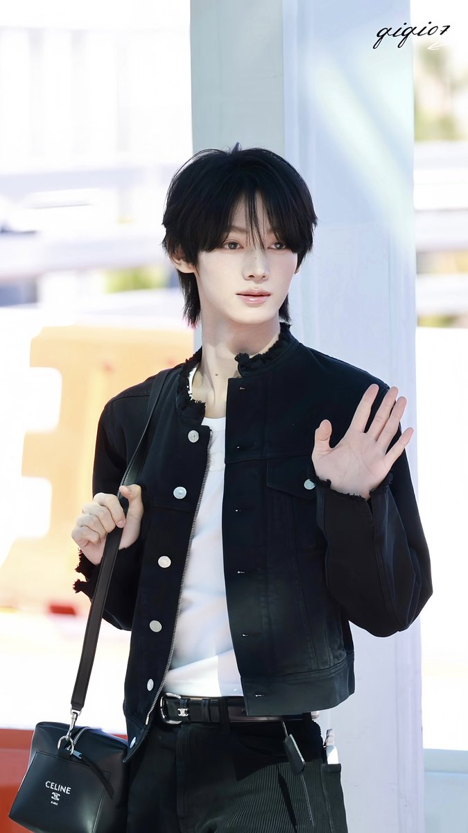 qiqi_070105's tweet photo. 261002✈️

All black.

#한진 #HANJIN #ハンジン
#Celine #CelineEte2027 https://t.co/Dif0KNgfA6