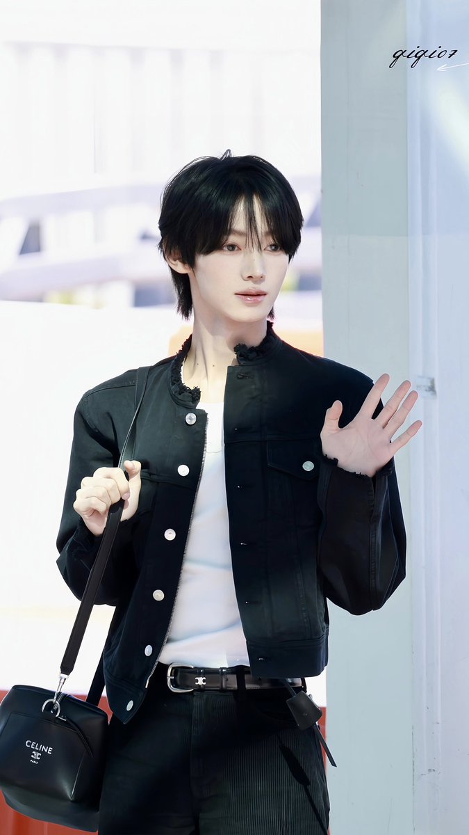 qiqi_070105's tweet photo. 261002✈️

All black.

#한진 #HANJIN #ハンジン
#Celine #CelineEte2027 https://t.co/Dif0KNgfA6