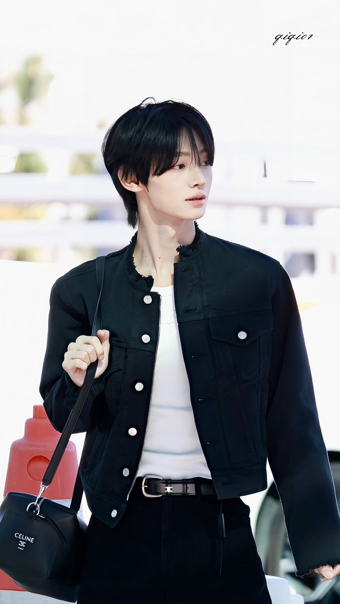 qiqi_070105's tweet photo. 261002✈️

All black.

#한진 #HANJIN #ハンジン
#Celine #CelineEte2027 https://t.co/Dif0KNgfA6