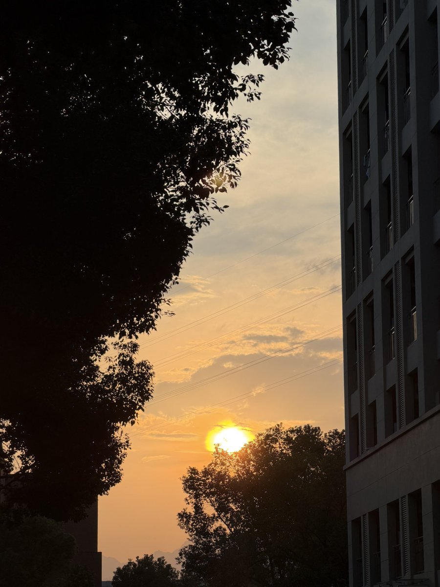 pppsehun08qq's tweet photo. @B_hundred_Hyun 백현, 10월에 행복해요!여기서 보는 하늘도 정말 예뻐요 백현의 새로운 버블을 기대해요사랑해요, 정말 많이 사랑해요! https://t.co/i8hC9mGO5u