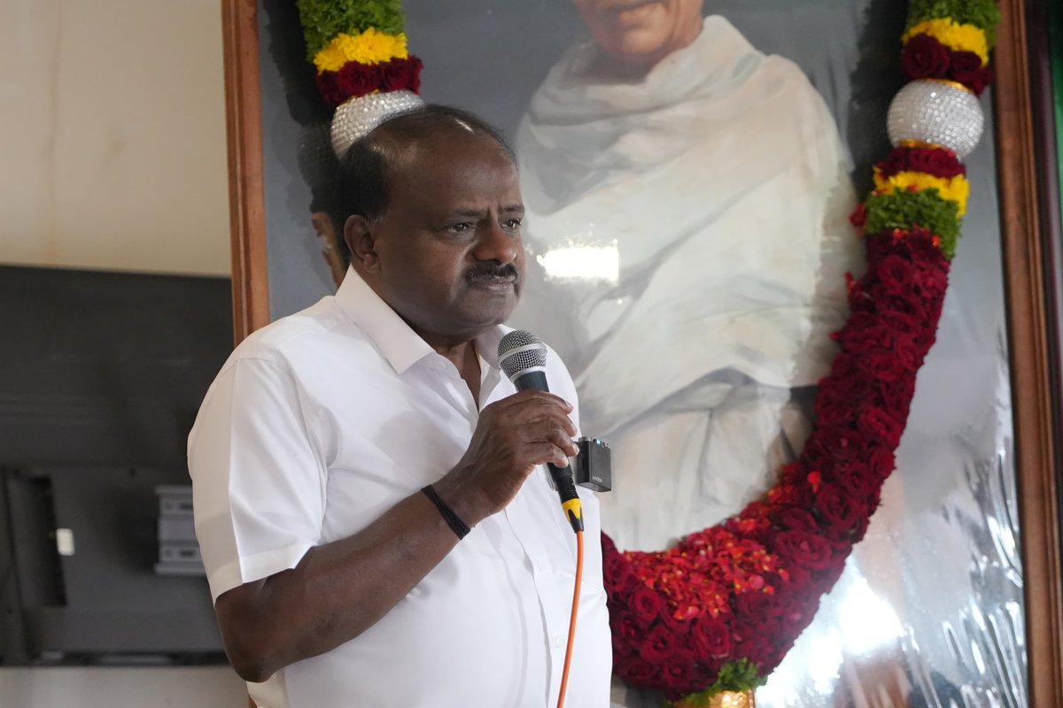 hd_kumaraswamy's tweet photo. 📍ಬೆಂಗಳೂರು

@JanataDal_S ಪಕ್ಷದ ಕೇಂದ್ರ ಕಚೇರಿ ಜೆ.ಪಿ. ಭವನದಲ್ಲಿ ರಾಷ್ಟ್ರಪಿತ ಮಹಾತ್ಮ ಗಾಂಧಿ ಜಯಂತಿ ಹಾಗೂ ಭಾರತದ ದ್ವೀತಿಯ ಪ್ರಧಾನಿಗಳಾಗಿದ್ದ ಶ್ರೀ ಲಾಲ್ ಬಹದ್ದೂರ್ ಶಾಸ್ತ್ರಿಅವರ ಜಯಂತಿ ಕಾರ್ಯಕ್ರಮದಲ್ಲಿ ಪಾಲ್ಗೊಂಡು ಆ ಮಹಾನ್ ಚೇತನಗಳಿಗೆ ನಮನ ಸಮರ್ಪಿಸಲಾಯಿತು.🙏

ವಿಧಾನ ಪರಿಷತ್ ಸದಸ್ಯರಾದ ಶ್ರೀ ಟಿ.ಎ. ಶರವಣ ಅವರು, ಮಾಜಿ ಶಾಸಕರಾದ ಶ್ರೀ ನಾರಾಯಣ ರಾವ್ ಅವರು, ಶ್ರೀ ಕೆ.ಎನ್. ತಿಪ್ಪೇಸ್ವಾಮಿ ಅವರು, ಪಕ್ಷದ ಗ್ರೇಟರ್ ಬೆಂಗಳೂರು ಅಧ್ಯಕ್ಷರಾದ ಶ್ರೀ ಹೆಚ್.ಎಂ. ರಮೇಶ್ ಗೌಡರು, ಹಿರಿಯ ಮುಖಂಡ ಶ್ರೀ ಪ್ರಕಾಶ್ ಅವರು ಸೇರಿ ಅನೇಕ ಕಾರ್ಯಕರ್ತರು, ಮುಖಂಡರು ಭಾಗಿಯಾಗಿದ್ದರು.

#GandhiJayanti 
#MahatmaGandhi 
#LalBahadurShastri