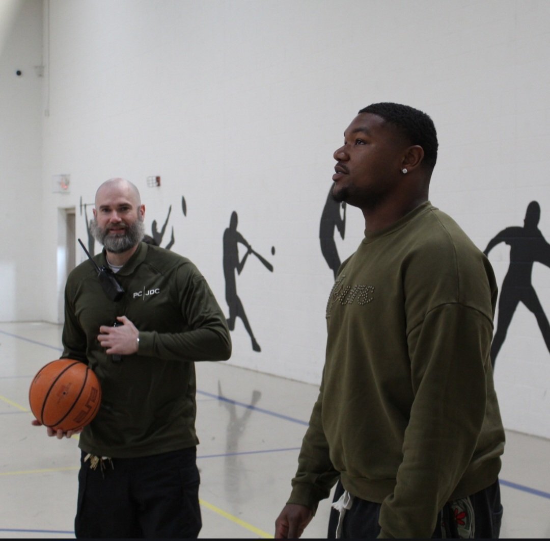 iancle1's tweet photo. @64AMDG Mike Hall Jr making a difference on & OFF the field. It's ALWAYS #BiggerthanSports visiting the residents in the juvenile detention center. #ClevelandLove https://t.co/xrBy2T5C4x