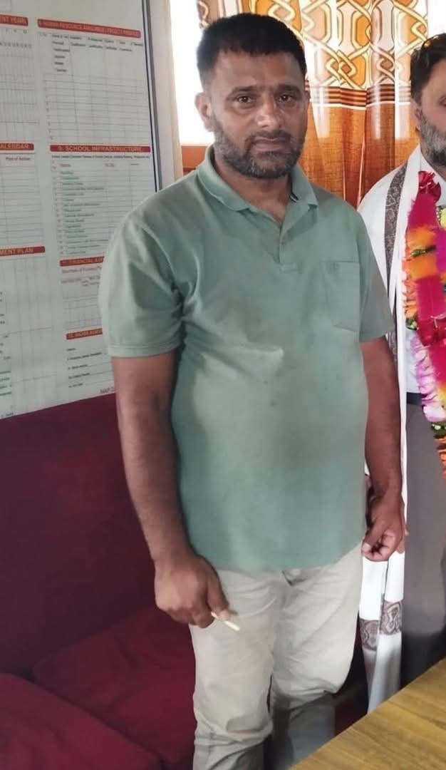 JKVTWA's tweet photo. One of our VTs,Bashir Ah,died of a heart attack.He had been without salary for the last 6 months,battling severe financial strain while carrying the responsibility of his 3 children,his wife &amp; his parents.
This is not merely a death, it is a brutal consequence of a failed system. https://t.co/Z53ej2wJug