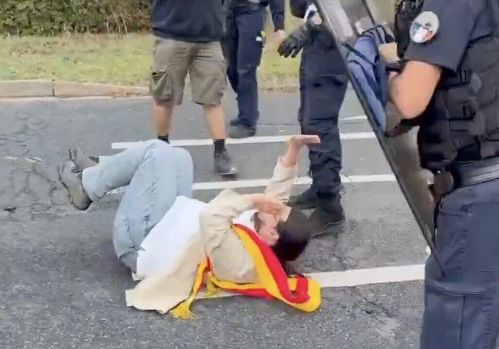 humanite_fr's tweet photo. « Tu as beau être élu, tu es une merde comme les autres » : à Orléans, un conseiller PCF insulté, poussé à terre et matraqué par un policier

➡️ https://t.co/SwwlCZriT7 https://t.co/uTvZcSZR8V