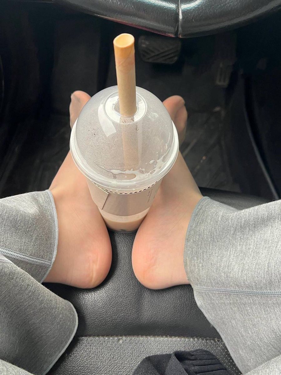 suzanne19sg7's tweet photo. 看到脚趾头扭来扭去的样子是不是要疯了？

老实说 足你一下你受得了吗？#反差 #足控 #女大 #脚 https://t.co/R36cbF11Fz