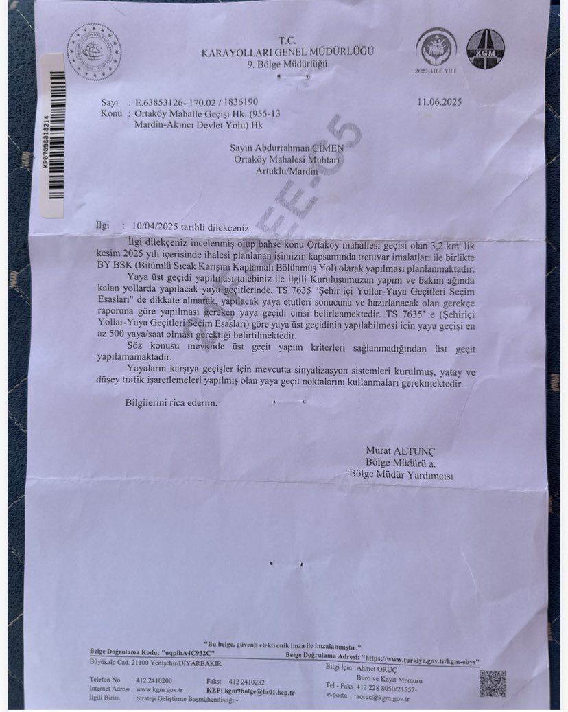S214734's tweet photo. 6. Ayın 2025 inde ihalesine karar verilen 3 kmlik yolun yapımına ne zaman başlanacak artı hergün kazalar oluyor ışıklarda durmayanlar hızlı gidenler 15 bin nufüslu Ortaköy mahallesi 2 yıldır bir 3 kmlik dubleleşmedi ve o yola bağlı 7 okulumuz mevcut daha kac canın gitmesi lazımda o yol dubleleşsin.
@tcbestepe 
@RTErdogan 
@TC_icisleri 
@adalet_bakanlik 
@UABakanligi 
@Mardin_Valiligi 
@Artuklukymkm 
@KarayollariGM