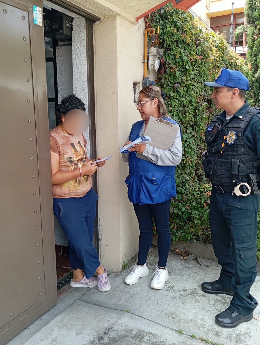 Alcaldia_Coy's tweet photo. 🛡 Seguimos imparables recorriendo #CasaXCasa nuestra demarcación junto con #EscudoCoyoacan y la SSC; esta vez en la col. Centinela. 👮
Realizamos un dispositivo de vigilancia y proximidad para escuchar a las y los vecinos y brindar información de seguridad.

#ContigoImparables https://t.co/S2AxluOLZe