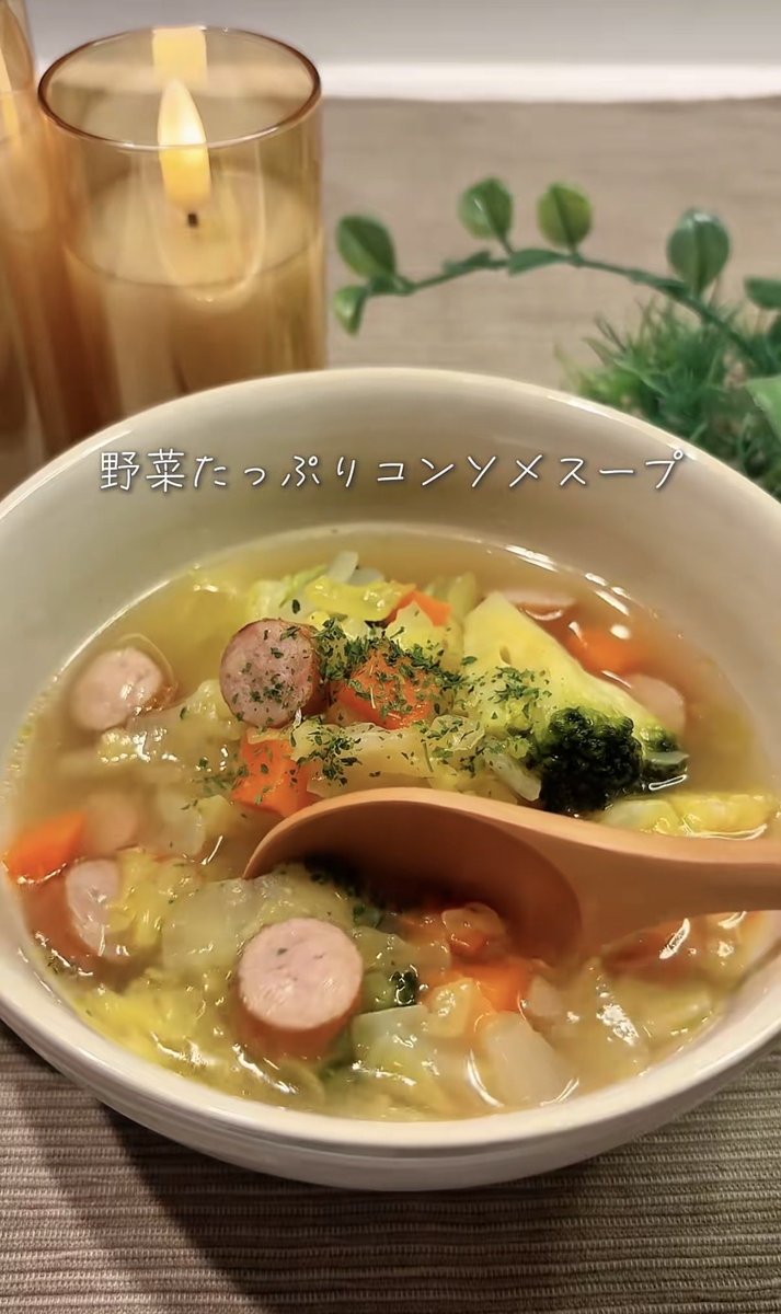 Paigiegirl1969's tweet photo. 野菜スープって物足りなくなりがちだけど、これはウインナーとバターが入るからちゃんとうまい。マンジャロで10kg落としてからも、夜ごはんに何度か作ってる👇 https://t.co/PGkiiEdgiv