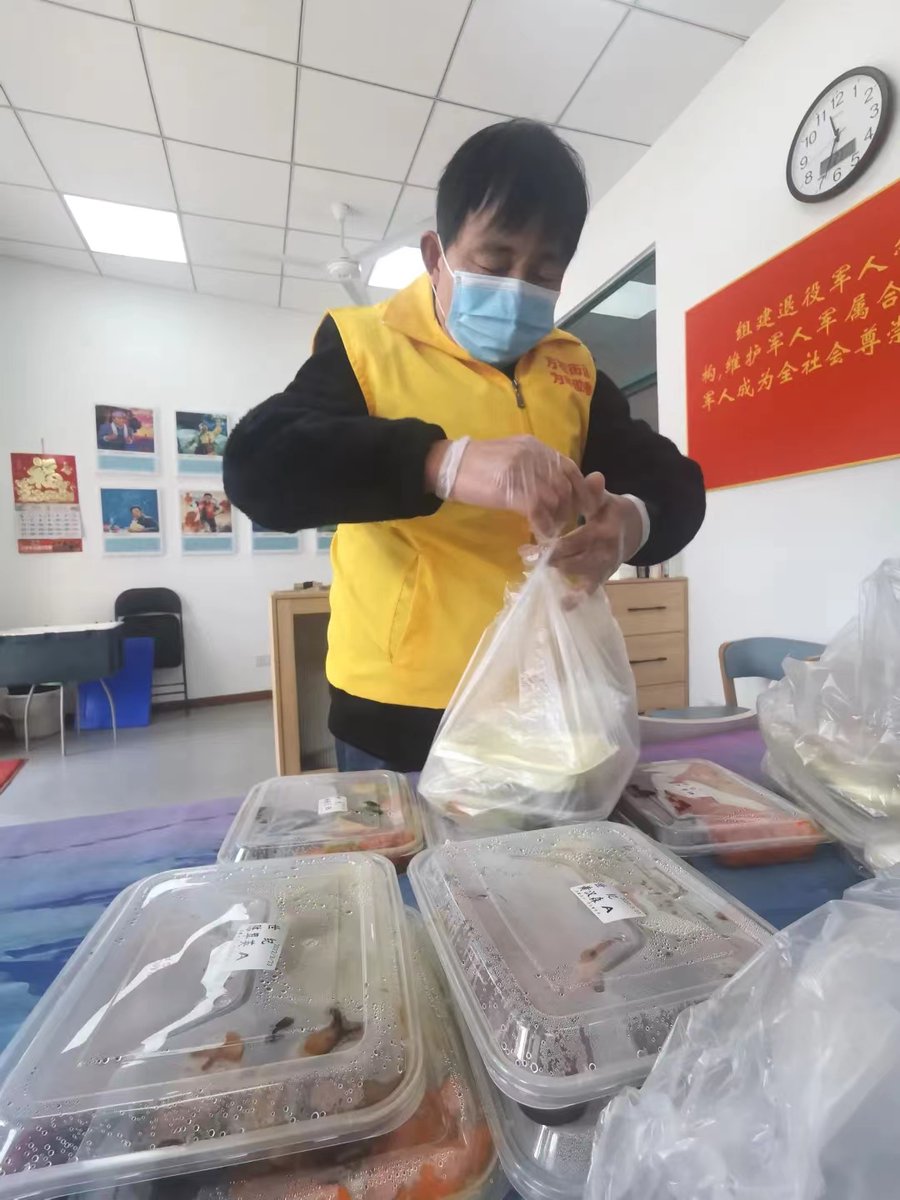 BennettSeefpf's tweet photo. Spent this Saturday at the community food bank sorting 200+ meals for families in need. Small acts add up to big warmth!  #VolunteerWork #KindnessMatters， https://t.co/SlHGP02jzC