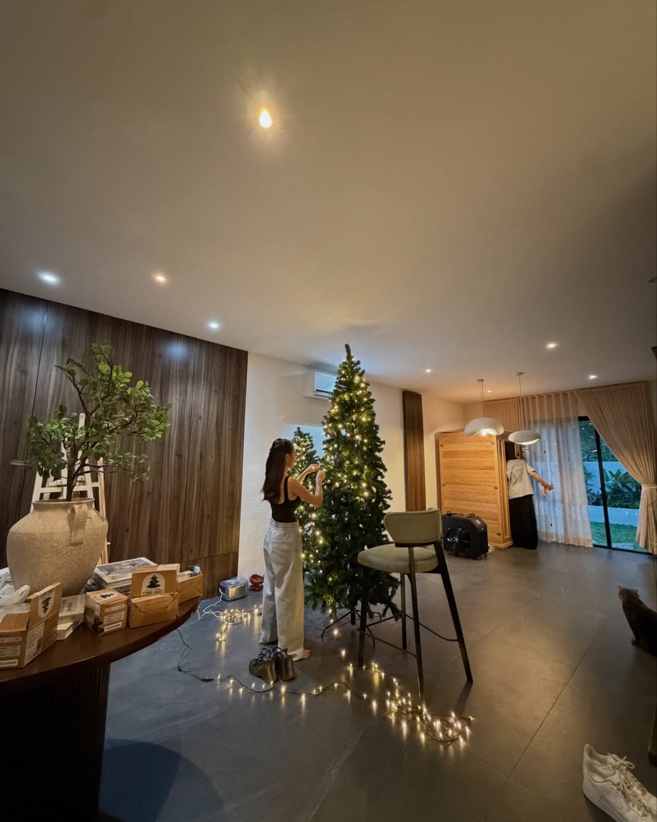 maxseaa_'s tweet photo. magkasama pa ata silang nag decor ng christmas tree 🥹 https://t.co/SEBVFFxc3h