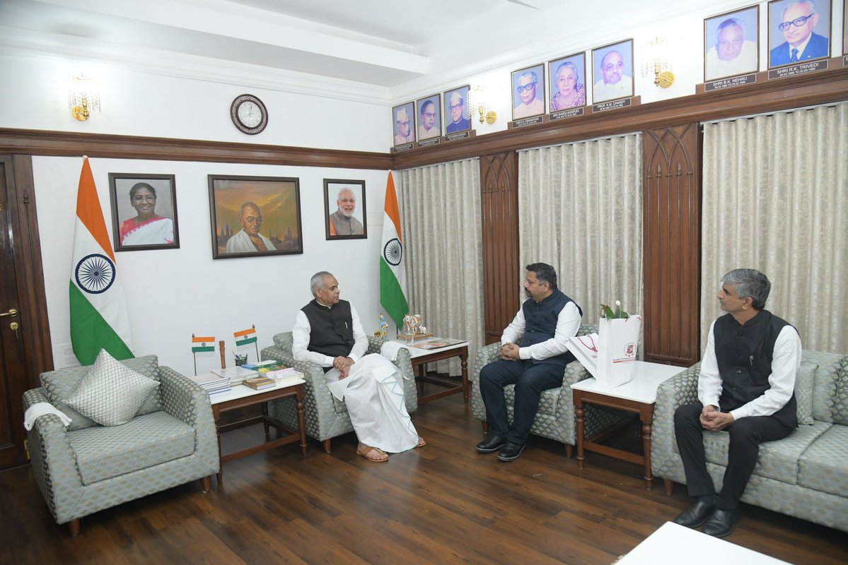 gtuoffice's tweet photo. GTU Vice Chancellor (I/c) Prof. (Dr.) Vaibhav Bhatt &amp; Registrar Dr. K. N. Kher paid a courtesy visit to Hon’ble Governor of Gujarat Shri Acharya Devvrat Ji at Lok Bhavan, seeking guidance on University development.

#GTU #LokBhavan #HigherEducation https://t.co/GjRZavEbE9