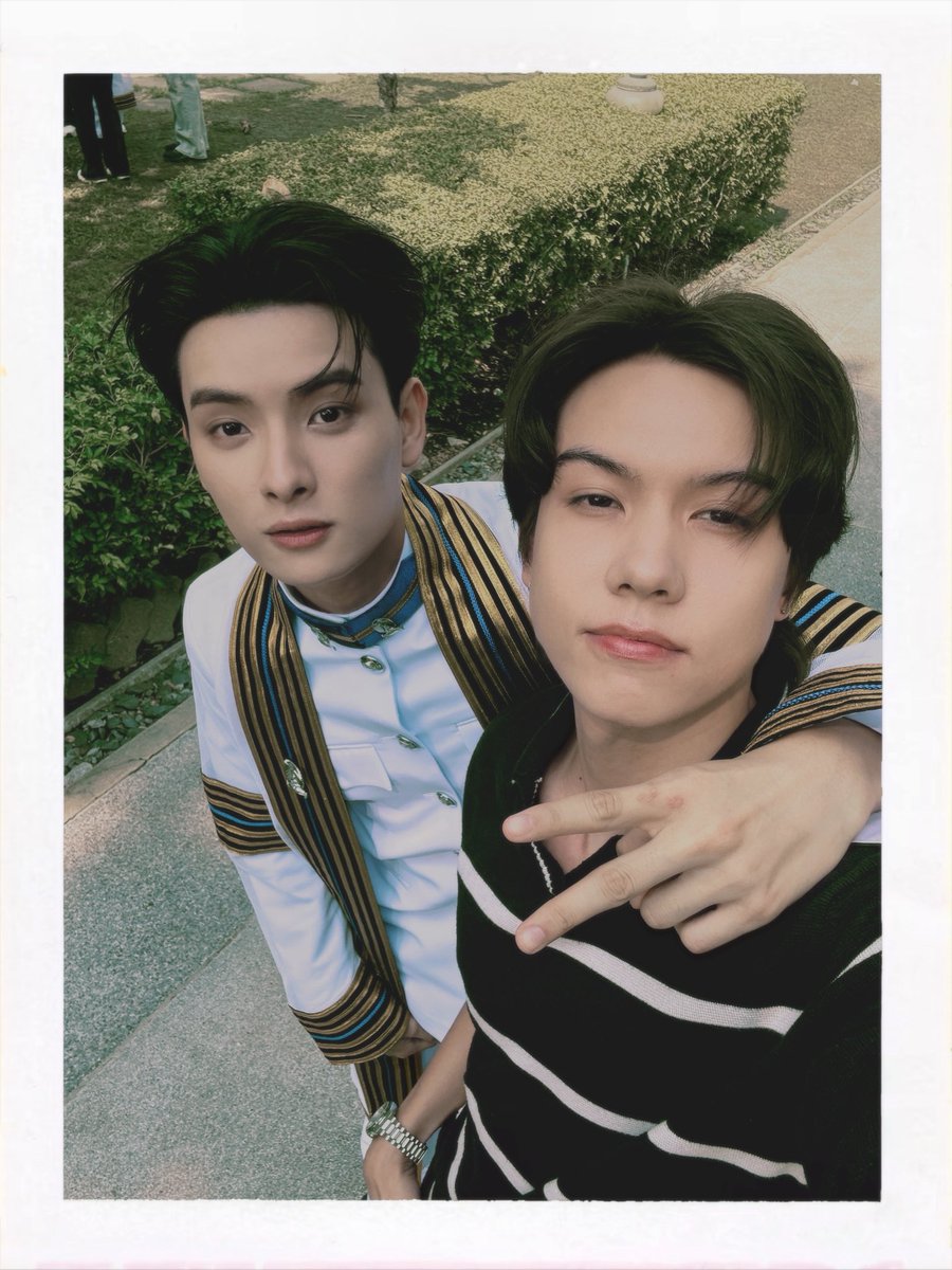 alexbucklandd's tweet photo. ภูมิใจหวะะะหนุ่ม อยู่ด้วยกันมานานเห็นใส่ชุดครุยเเล้วดีใจจัง congrats https://t.co/loWR3G1xGy