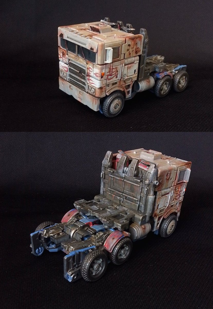 PTrout94's tweet photo. お待たせしました! SS AOE Evasion Optimus Primeの完全変形で新作Custom作品完成です！
違和感があったスタイルを改善、胸部パーツを全て作り変え、背面のディテールを活かす為に、上半身の箱感を改善、ビークル時はフロントタイヤハウスを変更し、リヤは収納式のプレート追加等あれこれ変えました。 https://t.co/zZ2SvTkJks
