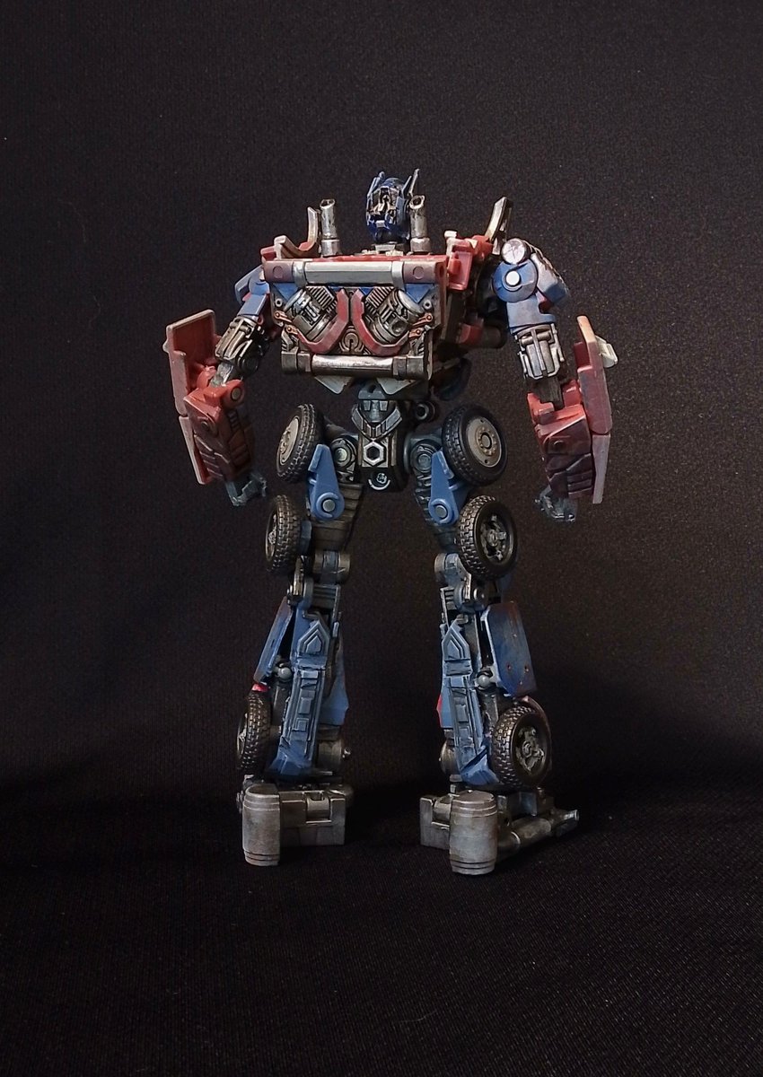 PTrout94's tweet photo. お待たせしました! SS AOE Evasion Optimus Primeの完全変形で新作Custom作品完成です！
違和感があったスタイルを改善、胸部パーツを全て作り変え、背面のディテールを活かす為に、上半身の箱感を改善、ビークル時はフロントタイヤハウスを変更し、リヤは収納式のプレート追加等あれこれ変えました。 https://t.co/zZ2SvTkJks