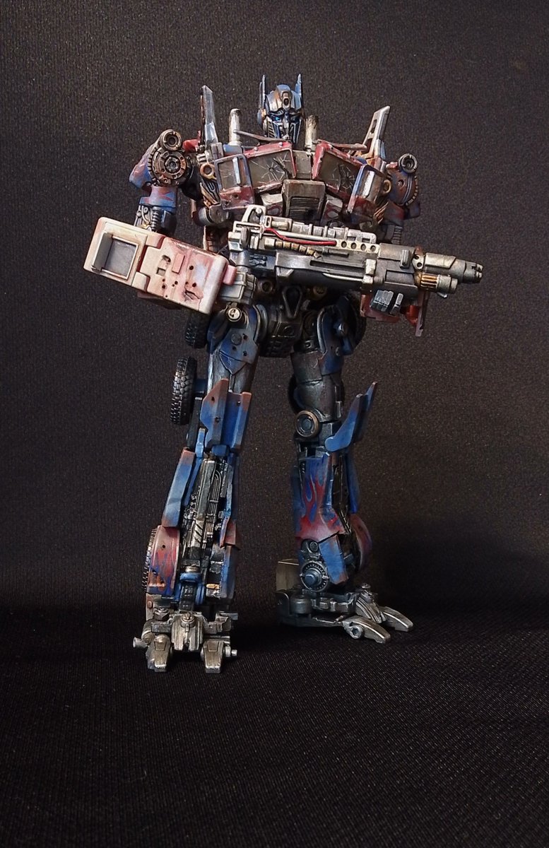 PTrout94's tweet photo. お待たせしました! SS AOE Evasion Optimus Primeの完全変形で新作Custom作品完成です！
違和感があったスタイルを改善、胸部パーツを全て作り変え、背面のディテールを活かす為に、上半身の箱感を改善、ビークル時はフロントタイヤハウスを変更し、リヤは収納式のプレート追加等あれこれ変えました。 https://t.co/zZ2SvTkJks