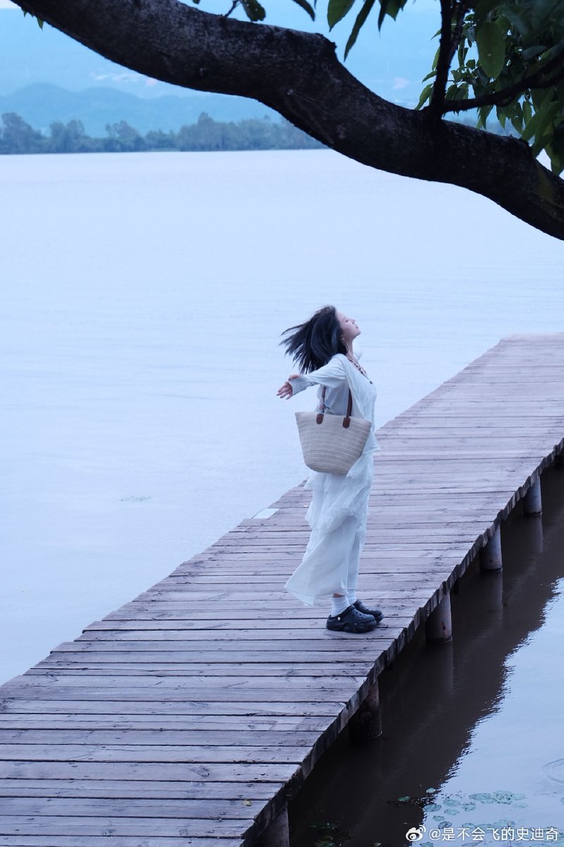 just_r_ewhi_126's tweet photo. Just a white-clad figure by the Huai River, dragging their feet slowly—autumn feels so quiet. https://t.co/9W1TNUMnnX