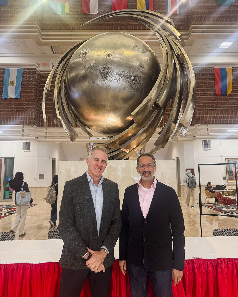 BUQuestrom's tweet photo. Recently, Questrom welcomed Cyrus Taraporevala, former CEO of State Street Global Advisors, to Steven Lipiner’s MSF Careers in Finance course.

Thank you, Cyrus, for sharing your experience and helping the next generation of finance professionals. #QuestromMeansBUsiness https://t.co/MmQ0hSVfIp