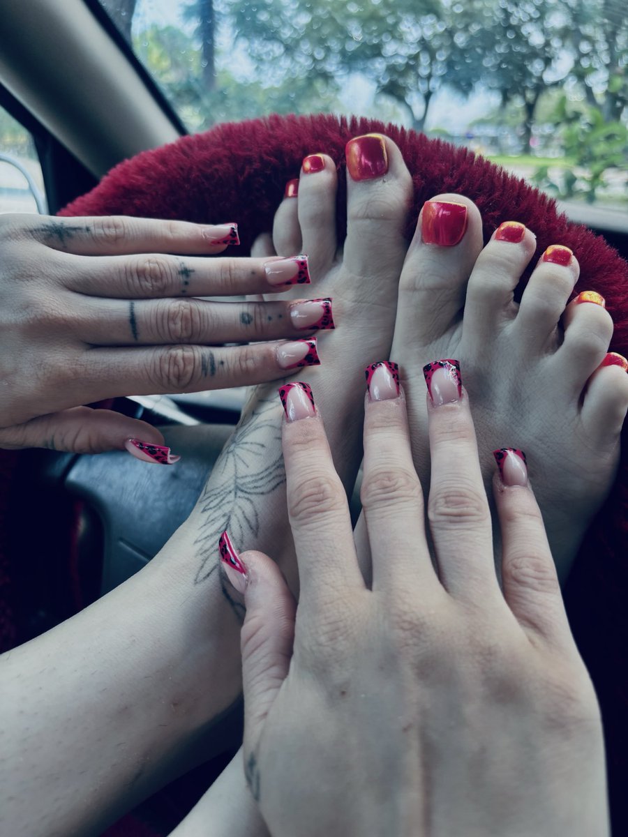 fw_albany's tweet photo. Matching nails and toes 😽😽😽 https://t.co/I8XYzR5uAL