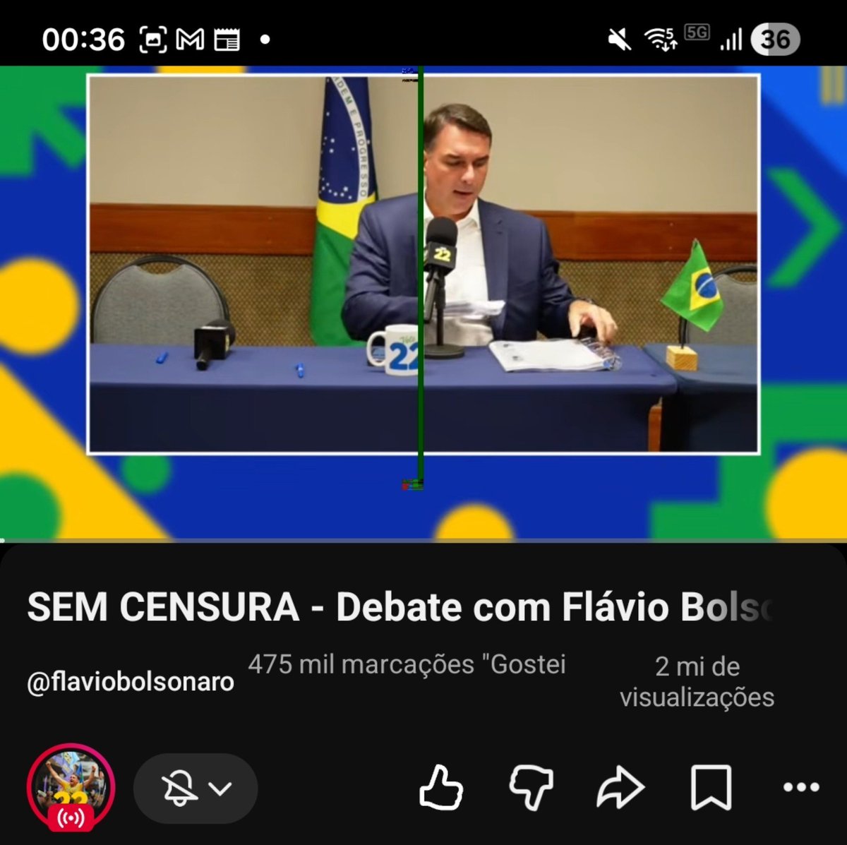 DDMered's tweet photo. Flávio Bolsonaro reclama de censura, enquanto faz uma live no próprio canal, pros próprios servos, sem permitir comunicação por chat. A razão?
     Ele não quer que o eleitor saiba que ele abandonou o debate por medo de que Renan Santos, um candidato da direita infinitamente mais competente que ele (o que não é difícil), tirasse a máscara de Flávio e mostrasse o idiota cagão que ele é.
    Ele tem medo de estar em um debate com alguém que o criticará, pois tem teto de vidro. Sabe que grande parte do eleitorado dele é frágil, afinal, quem é Flávio na fila do pão? Como senador, Flávio teve,apenas, 2 projetos da autoria dele, aprovados. Fala muito sobre "aumentar pena pro ladrão de celular", não aumentou, quem fez isso foi Kim Kataguri, do missão.
     Todos sabemos que esse patife não está concorrendo a presidência por uma questão de competência, mas sim por cosanguinidade. Muitos falam que vão votar em Flávio pela questão econômica, entretanto fica a pergunta,  qual competência ou experiência Flávio tem com economia? Simples, nenhuma, nenhuma formação ou experiência em economia, muito menos na necessária pra cuidar de um país como o Brasil.
     Agora vem a parte que mais me dói, não são os 143 milhões que ele recebeu de Voracaro, eu não espero que políticos sejam pobres, nem o fato que ele mudou de narrativa ao menos 43 vezes sobre a relação dele com Vorcaro e o caso master, não esperava mais que fosse inocente. 
     Eu poderia dizer que é a relação dele com a milícia, como na blindagem do milíciano responsável pelo assassinato de Ana Clara, que sequer foi julgado, imagino que ter tanta influência ajude nisso, honestamente, um dos poucos êxitos de Flávio, mas não consigo elogia-lo. Mas seria mentira dizer que esse é meu maior ponto de desgosto nesse ser vil, pois todos os dias tragédias como essa acontecem.
     O que mais me dói, acima de todas as outras coisas, é o fato de que ele está atentando contra nós, o povo brasileiro. A família Bolsonaro não é brasileira, não de verdade, não como eles dizem que são, patrióticos. Essa quadrilha tem se manifestado a favor de tarifas ao próprio país, interferências estrangeiras no Brasil. Sabemos o que acontece quando os Estados Unidos vem aos países alegando trazer democracia. Cavalo de Troia. Eles trazem guerra e derramamento de sangue, Flávio não se importa, tudo que importa pra ele é sentar no trono, mesmo que tenha sido construído com os cadáveres dos apoiadores.
      Bolsonarismo a essa altura, não se importa com roubo, pra eles, Lula roubou primeiro, se algo indica que Flávio rouba, é a mídia mentirosa ou então não é comprovado. Se Flávio protege um assassino de criança de ser julgado, bem, o miliciano ainda não foi julgado, logo é inocente, mesmo que o julgamento esteja sendo postergado desde 2021 até o dia de hoje. Não importa que ele tenha traído a esposa em orgia, afinal, os "homens" de seu eleitorado também pulam a cerca quando lhes convém. Não importa que ele esteja trazendo intervenção estrangeira, afinal, são os ESTADOS UNIDOS, os salvadores do mundo, mesmo que esse seja o ano com mais conflitos militares desde o fim da segunda guerra mundial em 45. Não importa que o pastor de Flávio tenha escrito um livro chamando a padroeira do Brasil, a virgem Maria, de "meretriz" e comparado seu culto a prostituição, pois não foi o próprio Flávio que disse, mesmo que ele tenha citado outro trecho do livro.
     Flávio traiu cada um dos princípios que se tornaram lema de sua campanha, Deus, Pátria e Família. 
Traiu a família, quando deixou a esposa em casa cuidando das filhas, enquanto participava de uma orgia, a famigerada "Bolsoruba".
Traiu Deus, quando o pastor que lhe batizou chamou a virgem Maria de "meretriz" e o catolicismo de prostituição e Flávio nada falou para contrariar, em vez disso, citou uma frase do livro em anúncio "o Brasil é do nosso Senhor, Jesus Cristo", um apito de cachorro, para aqueles que leram o livro.
     Enfim, traiu a pátria, de todas as formas...