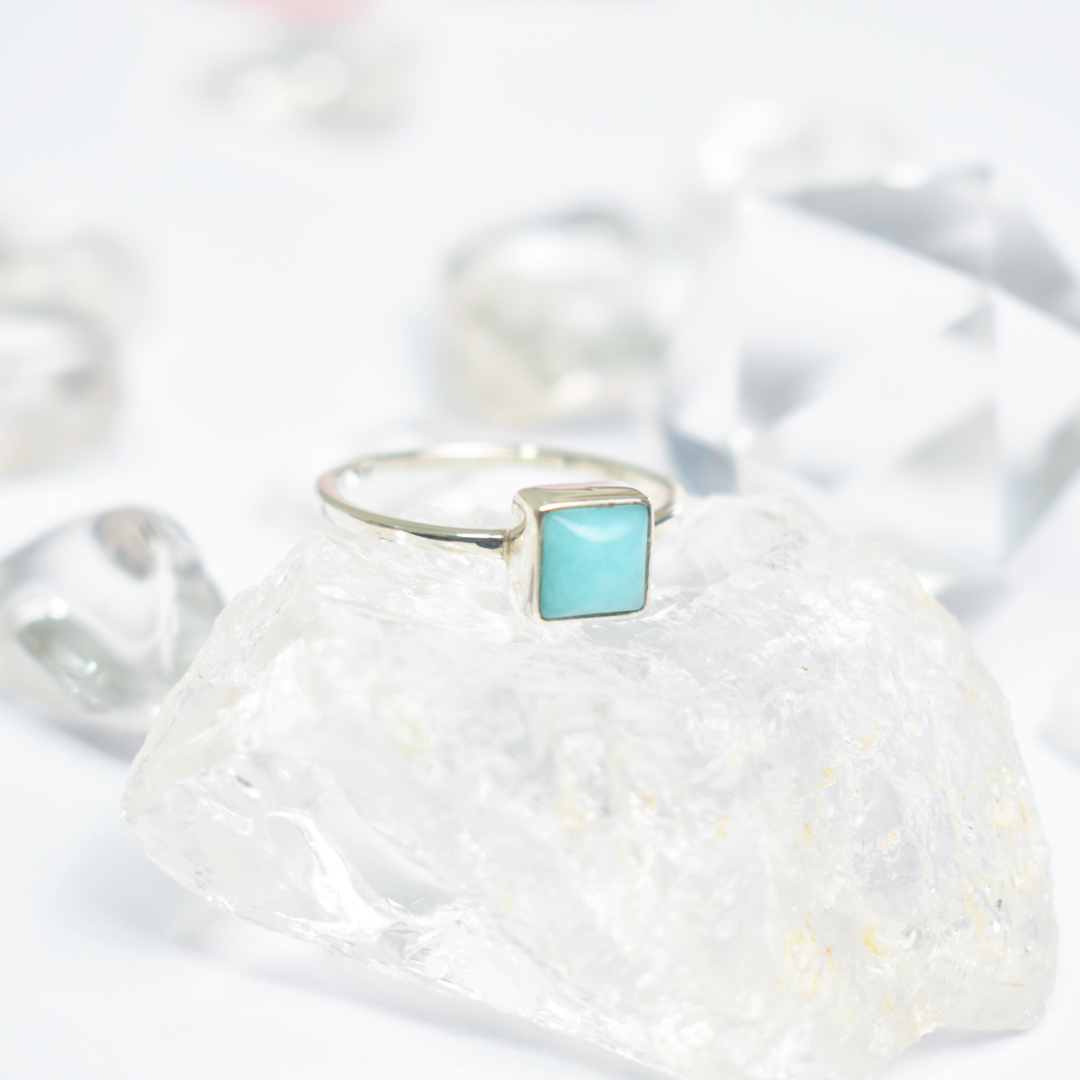 mimpijewelsbali's tweet photo. 淡い水色が目を惹く、小さなターコイズのシンプルなリングです。

正方形にカットされたターコイズは、少しマットで落ち着いた表情。

明るいブルーでありながら、どこかやわらかさのある色合いで、肌の上にのせるとすっとなじみます。

🔗https://t.co/VcGvcKPUU1

#天然石 #シルバーアクセサリー https://t.co/LSj7WcGYYx
