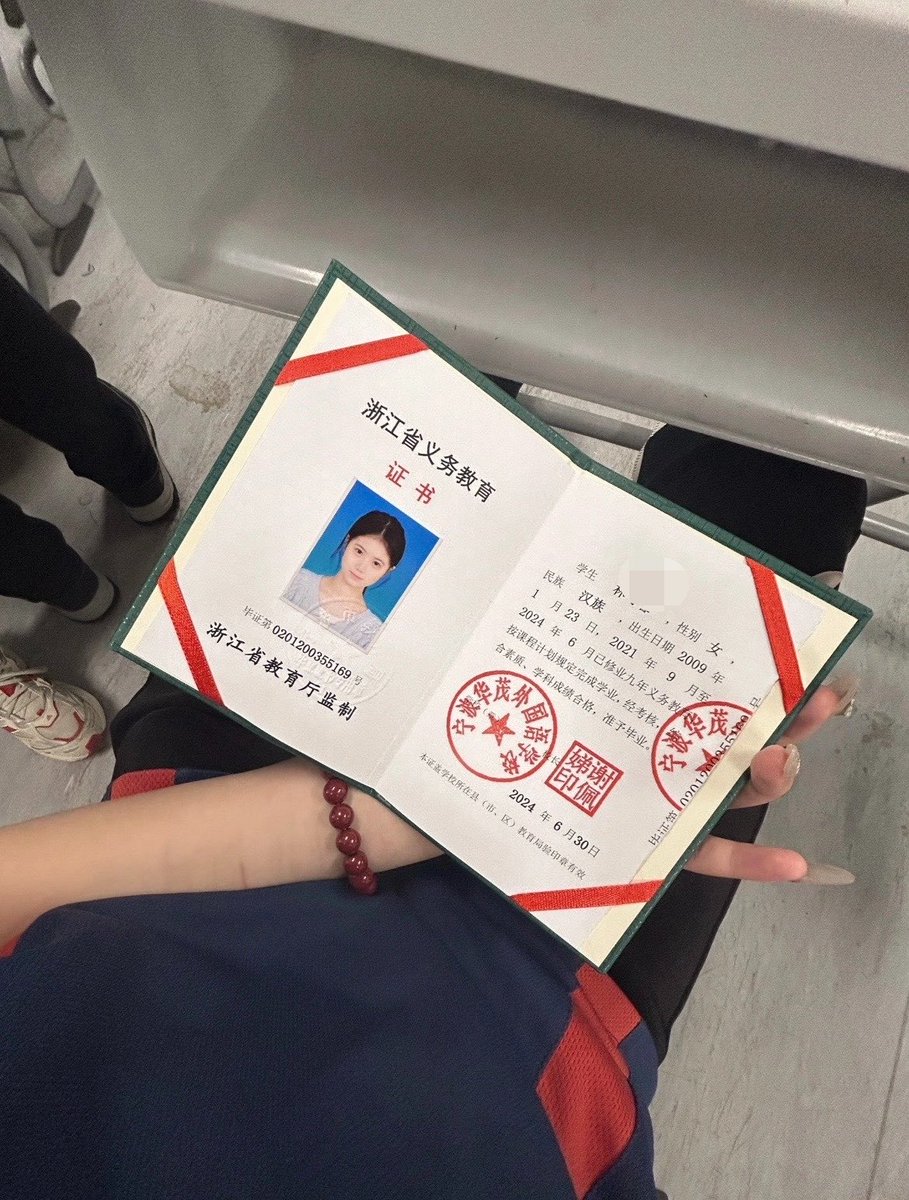 MonarcaDasLolis's tweet photo. 本人20岁是名在校研一学生…

有人要锐评我的福吗？

1：看福    2：看🐻

Luo照  实况！！,看了别说黑就行…… https://t.co/PdckA8ztQ0