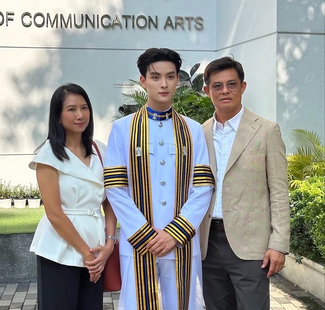 mangtee_9's tweet photo. จาก อพช วันนั้นอะ 🚰 ^🚰

#KHUNPOLGraduationDay 
#KHUNPOL https://t.co/f7rv33fLeU