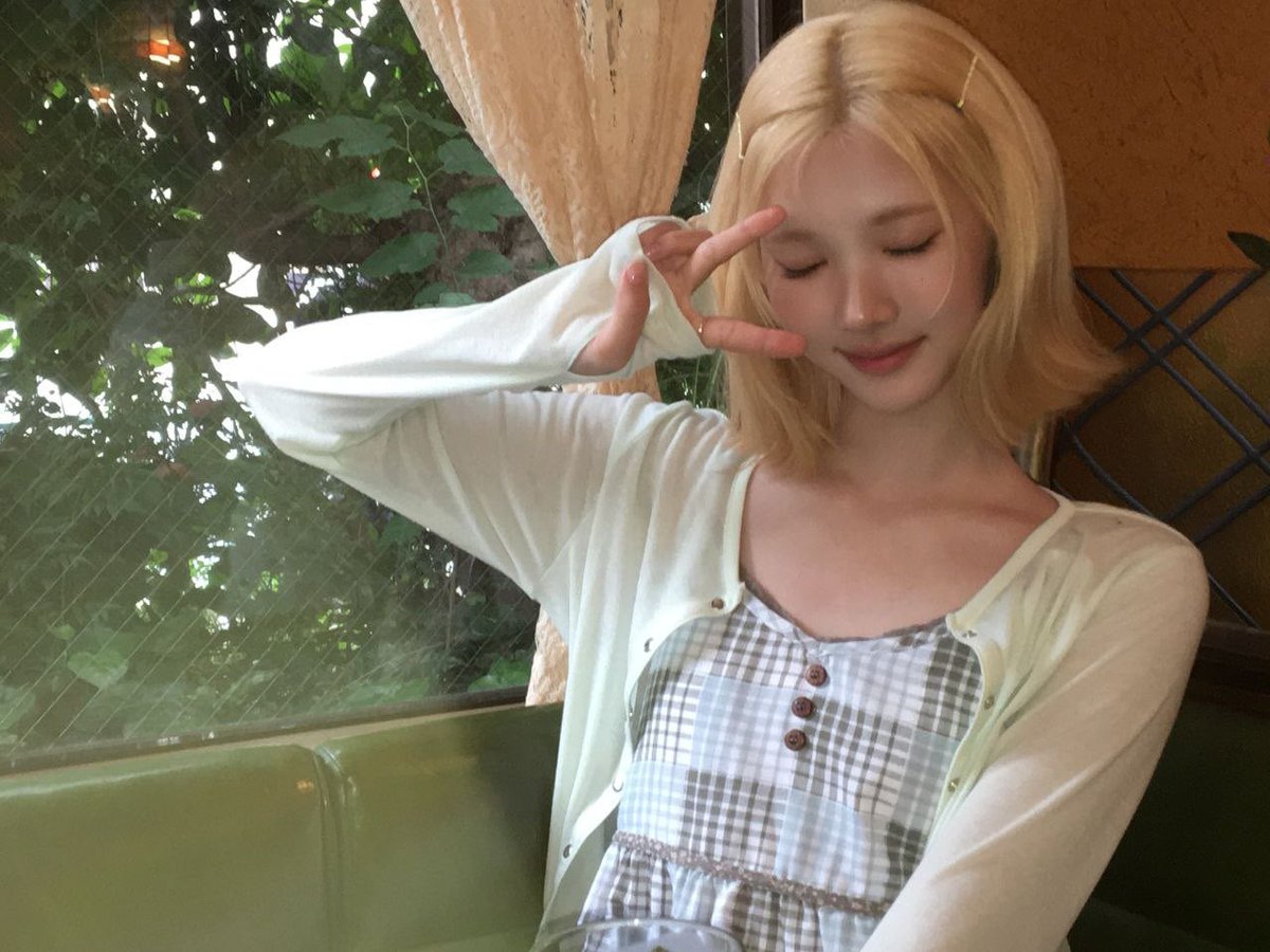 chpijiwoo's tweet photo. The soft green colors make me think about growth and taking things slowly. Not everything has to happen right away, and not every day has to be extraordinary. Sometimes we’re growing even when it doesn’t feel like it. https://t.co/YUt1nIY3mC