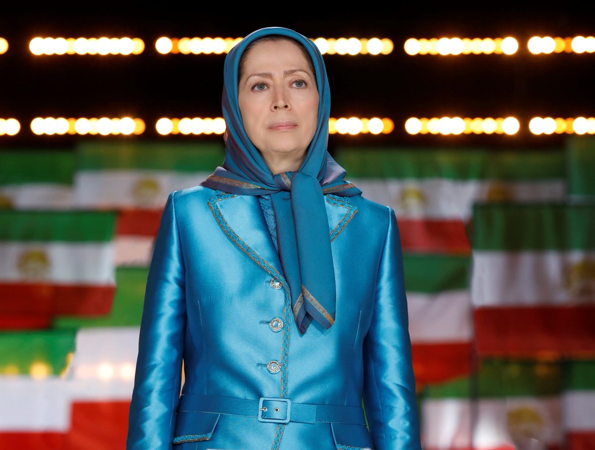 PMOIRAN's tweet photo. #مریم_رجوی
🔴 سخنرانی مریم رجوی در «بنیاد فکری لوئیجی ایناودی» در ایتالیا – ۲۶ تیر ۱۴۰۵ (قسمت دوم )

🔴 بحران در ارکان رژیم
از شروع جنگ در نهم اسفند۱۴۰۴، رژیم به‌وضوح از آن مانند سپری برای بقای خود سود می‌برد. با استفاده از فضای جنگی در کشور، هزاران نفر از جوانان مخالف را دستگیر کرد، شمار زیادی از شرکت‌کنندگان در قیام دی و نیز ده تن از اعضای مجاهدین (https://t.co/oKNC8YcBjc) را اعدام کرد.
در همین شرایط، مزدوران بسیجی را ماه‌هاست در خیابان‌ها نگهداشته تا راه قیام‌ها را ببندد و با رشته‌یی از ترفندها از جمله تعطیلی مجلس دست‌چین شده خود، می‌خواهد از بالاگرفتن جدال باندهایش جلوگیری کند.

🔴 از هنگام برقراری آتش‌بس، بی‌ثباتی رژیم روز به روز بیشتر ظاهر می‌شود. یکی از مهم‌ترین پهنه‌های آن منازعات داخل حکومت است. این رویارویی به‌خصوص بر سر امضای یادداشت تفاهم با آمریکا، یک شکاف بزرگ را در رأس حکومت پدیدار کرد.
حتی در مراسم تشییع جنازه خامنه‌ای در هفته گذشته، جایی که علی‌القاعده باید صحنه نمایش وحدت باشد، شماری از ایادی رژیم علیه پزشکیان و قالیباف شعار مرگ بر سازشکار سردادند و به‌سوی وزیر خارجه رژیم سنگ پرتاب می‌کردند.
ساعت پس از امضای تفاهم‌نامه رهبر رژیم رسماً اعلام کرد که علی الاصول نظر دیگری داشته است. بر سر همین موضوع، مجلس خبرگان به دو پاره رو در رو تقسیم شده۲۴ است. این مجلس تعیین ولی فقیه رژیم را برعهده دارد. از ۸۴ عضو خبرگان ۶۱ نفر با انتشار بیانیه‌یی در برابر همان یادداشت تفاهم صف‌آرایی کردند. همین شکاف به صفوف پاسداران و بسیجیان و فرماندهان آن‌ها امتداد یافته است.

🔴 اخیراً نماینده ولی فقیه در سپاه پاسداران، آن‌ها را از «هرگونه مجادله‌یی» بر سر یادداشت تفاهم، برحذر داشت. او از فرماندهان سپاه و بسیج خواست مقام‌های ارشد رژیم را به خیانت متهم نکنند. امام جمعه‌های رژیم ـ یعنی مهم‌ترین مقام‌های سیاسی و مذهبی حکومتی در هر شهر یا استان ـ نیز یک به یک علیه مفاد تفاهم‌نامه سخنرانی می‌کنند.

🔴 به نوبه‌خود رادیو تلویزیون حکومتی، تریبونی علیه رئیس جمهور رژیم دست‌نشانده خامنه‌ای شده است. باندهای رژیم او را تهدید به مرگ می‌کنند یا می‌گویند که ساختمان وزارت خارجه را ویران می‌کنند. این شکاف‌ها شروع یک معضل جدید نیست. بلکه بلوغ فرسایشی است که سراپای رژیم را در نوردیده است. بنابراین نه یک بحران گذرا است، نه قابل برطرف کردن؛ بلکه در ارکان وجودی رژیم ـ از ماهیت تا استراتژی و سیاست آن ـ ریشه دارد.