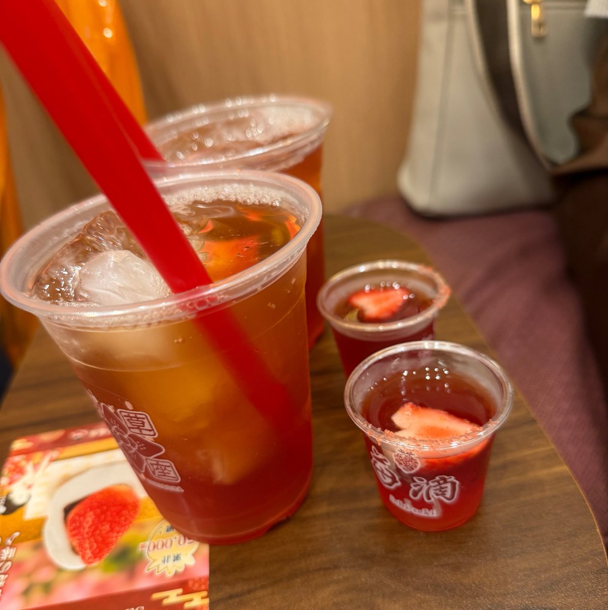nasu_udon's tweet photo. 苺テキーラと和紅茶を飲みました✧٩( 'ω' )و ✧
神戸コロッケさん、15時半以降？の入荷じゃないと品物の種類なかったです！恐ろしいオタクの力…！（褒めてる） https://t.co/IQbiPOBp5m