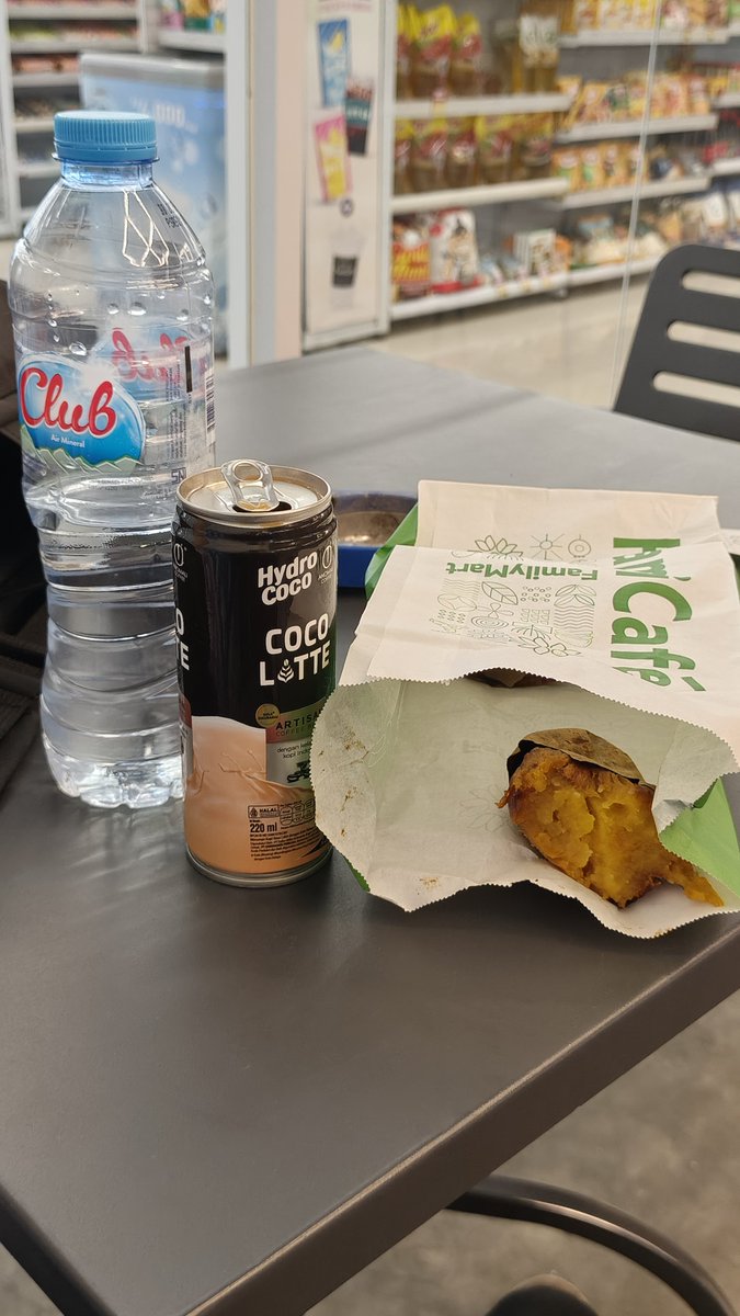 KopDLuck's tweet photo. Fammart sebelum pulkam. jujur kaget ada hydro coco : coco latte. https://t.co/Xx5tNLynao
