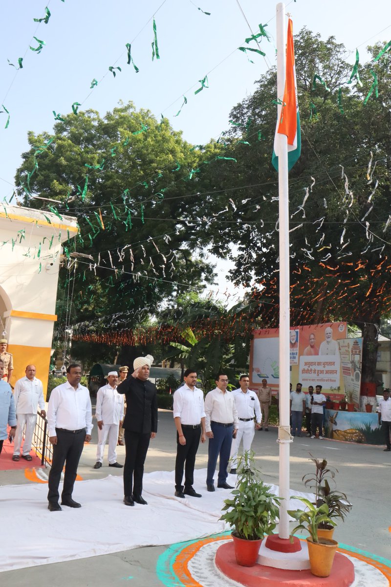SaharanpurDm's tweet photo. राष्ट्रपिता महात्मा गांधी जी की जयंती के पावन अवसर पर जनपदवासियों को हार्दिक शुभकामनाएं।आइए इस अवसर पर हम स्वच्छता को अपने दैनिक जीवन का हिस्सा बनाने, पर्यावरण संरक्षण करने तथा समाज में प्रेम, सौहार्द और सहयोग की भावना को मजबूत करने का संकल्प लें।
@CMOfficeUP @UPGovt @InfoDeptUP https://t.co/fPUfeWZWyG