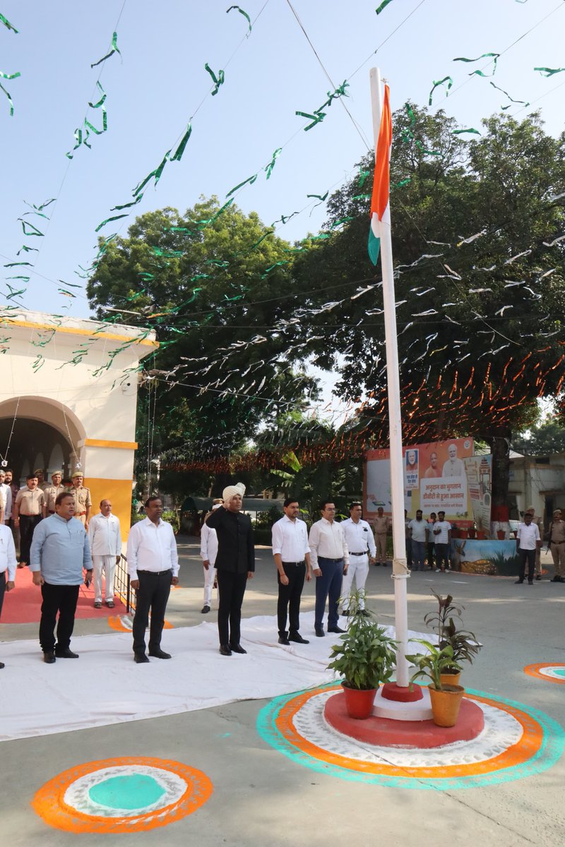 SaharanpurDm's tweet photo. राष्ट्रपिता महात्मा गांधी जी की जयंती के पावन अवसर पर जनपदवासियों को हार्दिक शुभकामनाएं।आइए इस अवसर पर हम स्वच्छता को अपने दैनिक जीवन का हिस्सा बनाने, पर्यावरण संरक्षण करने तथा समाज में प्रेम, सौहार्द और सहयोग की भावना को मजबूत करने का संकल्प लें।
@CMOfficeUP @UPGovt @InfoDeptUP https://t.co/fPUfeWZWyG