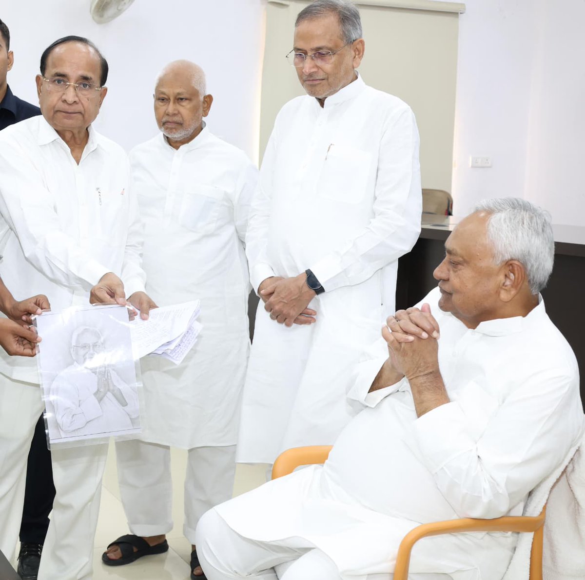 Jduonline's tweet photo. जनता के प्रति स्नेह भाव, कार्यकर्ताओं का निरंतर उत्साहवर्धन और सभी के लिए सरल और सहज होना एक नेता को विशिष्ट बनाता है।
जद (यू) के राष्ट्रीय अध्यक्ष, बिहार के सर्वाधिक लोकप्रिय पूर्व मुख्यमंत्री और माननीय राज्यसभा सांसद श्री @NitishKumar जी की यही विशिष्टता उन्हें विशेष बनाती है।
अपनी इसी कार्यसंस्कृति का निर्वहन करते हुए उन्होंने आज 7, सर्कुलर रोड स्थित अपने आवास पर आमजनों और पार्टी कार्यकर्ताओं से आत्मीय भेंट की और उनका कुशल-क्षेम जाना। उन्होंने पार्टी कार्यकर्ताओं से एकजुट होकर संगठनात्मक विस्तार और बिहार के विकास में सक्रिय भूमिका निभाने का आह्वान किया।
इस अवसर पर विधान परिषद में सत्तारूढ़ दल के उपनेता श्री ललन सर्राफ जी, मुख्य सचेतक श्री संजय कुमार सिंह उर्फ गांधी जी, श्री लोकप्रकाश सिंह जी सहित कई गणमान्य लोग उपस्थित रहे।
#Bihar #NitishKumar #JDU #JanataDalUnited