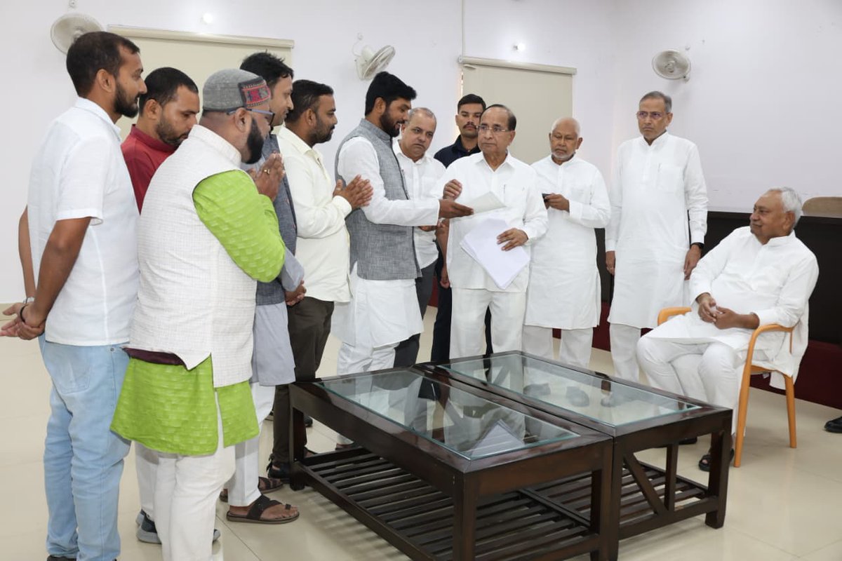 Jduonline's tweet photo. जनता के प्रति स्नेह भाव, कार्यकर्ताओं का निरंतर उत्साहवर्धन और सभी के लिए सरल और सहज होना एक नेता को विशिष्ट बनाता है।
जद (यू) के राष्ट्रीय अध्यक्ष, बिहार के सर्वाधिक लोकप्रिय पूर्व मुख्यमंत्री और माननीय राज्यसभा सांसद श्री @NitishKumar जी की यही विशिष्टता उन्हें विशेष बनाती है।
अपनी इसी कार्यसंस्कृति का निर्वहन करते हुए उन्होंने आज 7, सर्कुलर रोड स्थित अपने आवास पर आमजनों और पार्टी कार्यकर्ताओं से आत्मीय भेंट की और उनका कुशल-क्षेम जाना। उन्होंने पार्टी कार्यकर्ताओं से एकजुट होकर संगठनात्मक विस्तार और बिहार के विकास में सक्रिय भूमिका निभाने का आह्वान किया।
इस अवसर पर विधान परिषद में सत्तारूढ़ दल के उपनेता श्री ललन सर्राफ जी, मुख्य सचेतक श्री संजय कुमार सिंह उर्फ गांधी जी, श्री लोकप्रकाश सिंह जी सहित कई गणमान्य लोग उपस्थित रहे।
#Bihar #NitishKumar #JDU #JanataDalUnited