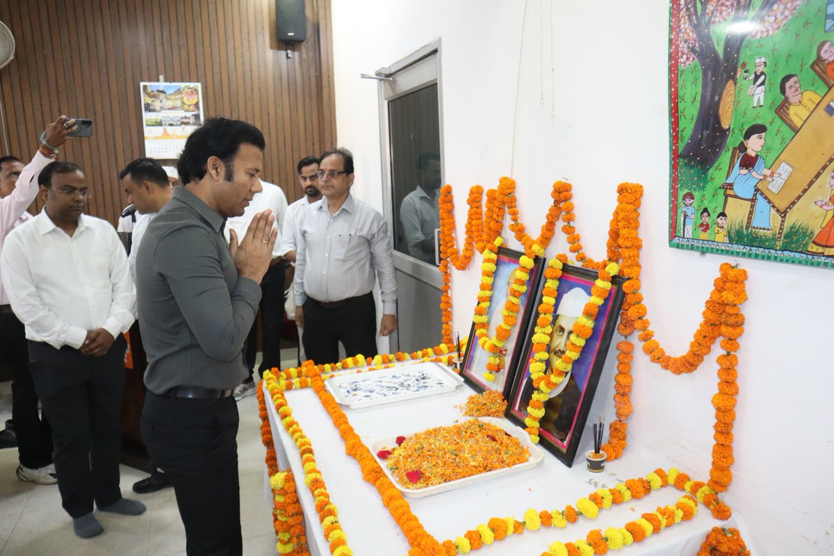 SaharanpurDm's tweet photo. राष्ट्रपिता महात्मा गांधी जी की जयंती के पावन अवसर पर जनपदवासियों को हार्दिक शुभकामनाएं।आइए इस अवसर पर हम स्वच्छता को अपने दैनिक जीवन का हिस्सा बनाने, पर्यावरण संरक्षण करने तथा समाज में प्रेम, सौहार्द और सहयोग की भावना को मजबूत करने का संकल्प लें।
@CMOfficeUP @UPGovt @InfoDeptUP https://t.co/fPUfeWZWyG