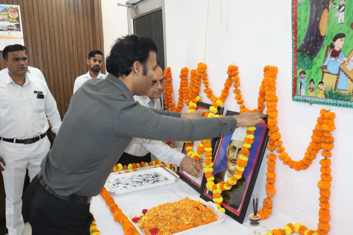 SaharanpurDm's tweet photo. राष्ट्रपिता महात्मा गांधी जी की जयंती के पावन अवसर पर जनपदवासियों को हार्दिक शुभकामनाएं।आइए इस अवसर पर हम स्वच्छता को अपने दैनिक जीवन का हिस्सा बनाने, पर्यावरण संरक्षण करने तथा समाज में प्रेम, सौहार्द और सहयोग की भावना को मजबूत करने का संकल्प लें।
@CMOfficeUP @UPGovt @InfoDeptUP https://t.co/fPUfeWZWyG