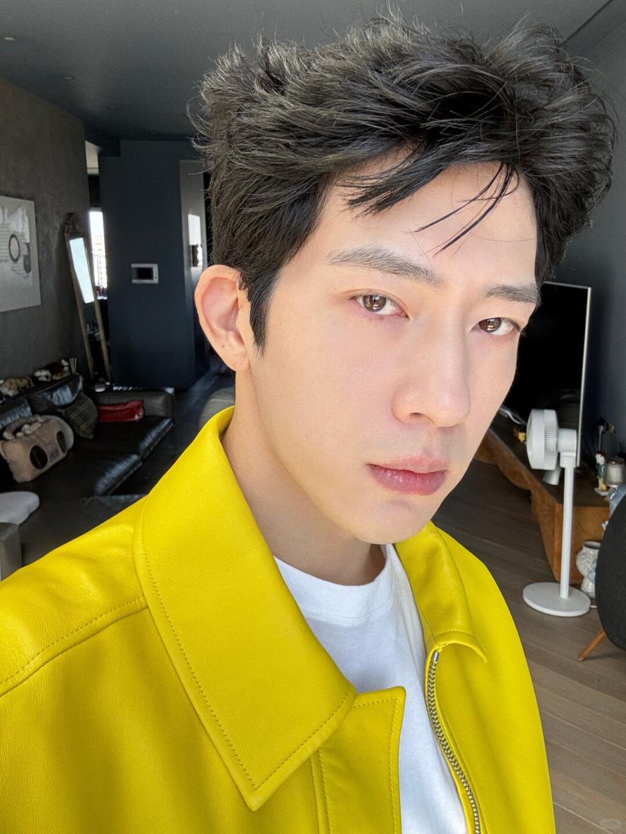 dearlyboran's tweet photo. 📸 261002 Jing Boran Xiaohongshu Update #JingBoran #井柏然 

Happy holidays 🎉
I’m planning to get into working out and eating healthy lately. No more slacking off! Anyone wanna stay disciplined together? How are you all spending your holidays? https://t.co/ogrvzNxZol