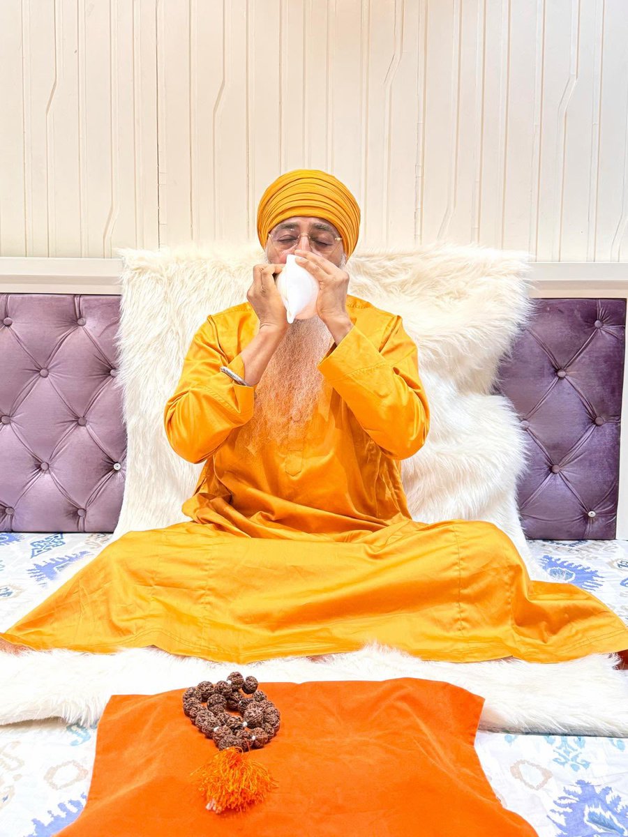 kskohli_f's tweet photo. “ ਹਉ ਕਿਆ ਸਾਲਾਹੀ ਕਿਰਮ ਜੰਤੁ ਵਡੀ ਤੇਰੀ ਵਡਿਆਈ ॥ “

“ Hau kia salaahi kiram jant, vadi teri vadiaai. ॥ “ 

“ हउ किआ सालाही किरम जंतु वडी तेरी वडिआई ॥

I, a worm-creature—how can I praise You? Great is Your greatness, O GOD! 

मैं तो एक कीड़े के समान अत्यन्त छोटा जीव हूँ; मैं तेरी क्या स्तुति कर सकता हूँ? तेरी महिमा अत्यन्त महान और अनन्त है  हे प्रभु!

ਮੈਂ ਤਾਂ ਇੱਕ ਕੀੜੇ ਵਰਗਾ ਨਿੱਕਾ ਜਿਹਾ ਜੀਵ ਹਾਂ; ਮੈਂ ਤੇਰੀ ਕੀ ਸਿਫ਼ਤ ਕਰ ਸਕਦਾ ਹਾਂ? ਤੇਰੀ ਵਡਿਆਈ ਬਹੁਤ ਵੱਡੀ ਅਤੇ ਬੇਅੰਤ ਹੈ  ਹੇ ਵਾਹਿਗੁਰੂ!

🙏🙏🙏🙏🌹🌹🌹🌹

#kskohli #kulvindersinghkohli #frankfinninstituteofairhostesstraining #frankfinn