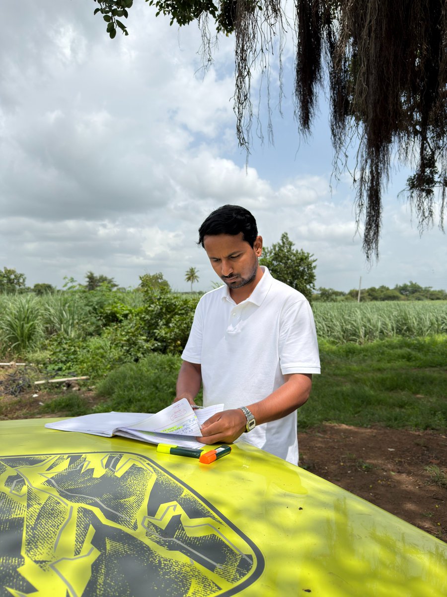 IndianFarmer_'s tweet photo. करंट, सेव्हिंग आणि FD शेतीसाठी हा फॉर्म्युला वापरला तर....

गेली काही वर्ष शेती करताना मला एक गोष्ट प्रकर्षाने जाणवली, ती म्हणजे शेतीचा प्रश्न फक्त पाणी, हवामान किंवा मार्केट रेटचा नाही तर 'पैशाचं मॅनेजमेंट' हा त्याहून मोठा विषय आहे. शेअर मार्केटमध्ये पैसे लावताना आपण रिस्क-रिवॉर्ड बघतो. जर एक रुपया रिस्क घेतली तर त्यातून किती प्रॉफिट मिळू शकतं, नुकसान झालं तर कुठे थांबायचं, हे ठरवतो. पण शेतीत पीक घेताना आपण हे गणित फारसं मांडत नाही.

म्हणून माझ्या मते, शेतकऱ्याने आपल्या शेतीचा पैसा करंट, सेव्हिंग आणि FD अशा तीन भागांत विभागून पाहायला हवा. करंट म्हणजे चालू खर्चासाठी पैसा देणारी पिकं. जसे की, भाजीपाला. पण सगळ्या जमिनीत फक्त भाजीपाला न घेता वेगवेगळी पिकं घेतली, तर एका पिकाचे जरी रेट पडले तरी सगळा पैसा एकाच वेळी अडकत नाही.

सेव्हिंग म्हणजे वर्षातून एकदा पैसा देणारं पीक. द्राक्ष, डाळिंब, पेरू, इतर फळपिकं किंवा ऊस यांसारख्या पिकांचा यात समावेश होऊ शकतो. शिवाय कांदा, सोयाबीनसारखी साठवता येणारी पिकं असतील तर रेट कमी असले तरी माल थांबवून ठेवण्याची संधी मिळते.

आणि FD म्हणजे भविष्यासाठीची शेती. चंदन, मेलिया डुबिया किंवा आपल्या जमिनीला योग्य अशी लाँग टर्म झाडं. यातून लगेच पैसा मिळणार नाही, पण पाच-दहा वर्षांनी त्याचा आधार तयार होऊ शकतो.

याशिवाय मनी मॅनेजमेंट फक्त पिकांचं नाही तर शेतीतून पैसा आला की सगळा पैसा पुन्हा शेतीतच लावायचा नाही. तर काही पैसे इमर्जन्सीसाठी, काही घरासाठी आणि भविष्यासाठी बाजूला ठेवायला हवे. कारण, एखाद्या पिकात नुकसान झालं म्हणून ते भरून काढण्यासाठी पुन्हा त्याच पिकात पैसा टाकत राहणं म्हणजे रिव्हेंज ट्रेडिंगसारखं झालं.

शेवटी, शेतीत प्रत्येक वर्षी प्रॉफिट होईलच असं नाही; पण पैसे आले की ते कुठे गुंतवायचे, किती रिस्क घ्यायची आणि किती पैसे भविष्यासाठी राखून ठेवायचे, हे आपण ठरवू शकतो. त्यामुळे माझ्यासाठी मनी मॅनेजमेंट म्हणजे जास्त पैसे कमवण्यापेक्षा, कमवलेले पैसे चुकीच्या ठिकाणी अडकू नये यासाठी काळजी घेणं आहे.

थोडक्यात, एक पीक फेल गेलं तर शेतकरी पुन्हा पीक घेऊ शकतो; पण पैशाचं नियोजन फेल गेलं तर पुन्हा पीक घेण्याची ताकद कुठून आणणार?

-संतोष जाधव (इंडियन फार्मर)