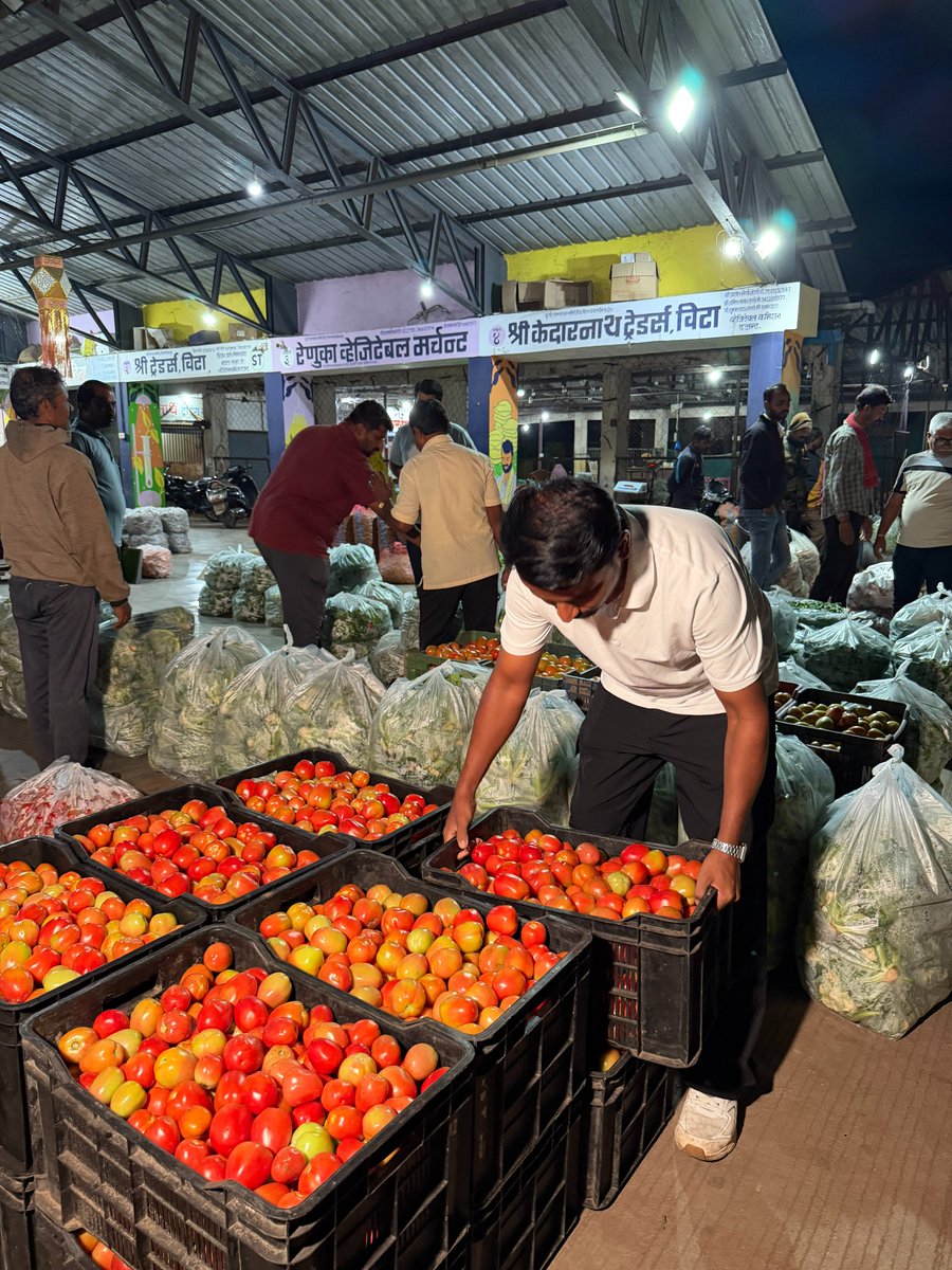 IndianFarmer_'s tweet photo. करंट, सेव्हिंग आणि FD शेतीसाठी हा फॉर्म्युला वापरला तर....

गेली काही वर्ष शेती करताना मला एक गोष्ट प्रकर्षाने जाणवली, ती म्हणजे शेतीचा प्रश्न फक्त पाणी, हवामान किंवा मार्केट रेटचा नाही तर 'पैशाचं मॅनेजमेंट' हा त्याहून मोठा विषय आहे. शेअर मार्केटमध्ये पैसे लावताना आपण रिस्क-रिवॉर्ड बघतो. जर एक रुपया रिस्क घेतली तर त्यातून किती प्रॉफिट मिळू शकतं, नुकसान झालं तर कुठे थांबायचं, हे ठरवतो. पण शेतीत पीक घेताना आपण हे गणित फारसं मांडत नाही.

म्हणून माझ्या मते, शेतकऱ्याने आपल्या शेतीचा पैसा करंट, सेव्हिंग आणि FD अशा तीन भागांत विभागून पाहायला हवा. करंट म्हणजे चालू खर्चासाठी पैसा देणारी पिकं. जसे की, भाजीपाला. पण सगळ्या जमिनीत फक्त भाजीपाला न घेता वेगवेगळी पिकं घेतली, तर एका पिकाचे जरी रेट पडले तरी सगळा पैसा एकाच वेळी अडकत नाही.

सेव्हिंग म्हणजे वर्षातून एकदा पैसा देणारं पीक. द्राक्ष, डाळिंब, पेरू, इतर फळपिकं किंवा ऊस यांसारख्या पिकांचा यात समावेश होऊ शकतो. शिवाय कांदा, सोयाबीनसारखी साठवता येणारी पिकं असतील तर रेट कमी असले तरी माल थांबवून ठेवण्याची संधी मिळते.

आणि FD म्हणजे भविष्यासाठीची शेती. चंदन, मेलिया डुबिया किंवा आपल्या जमिनीला योग्य अशी लाँग टर्म झाडं. यातून लगेच पैसा मिळणार नाही, पण पाच-दहा वर्षांनी त्याचा आधार तयार होऊ शकतो.

याशिवाय मनी मॅनेजमेंट फक्त पिकांचं नाही तर शेतीतून पैसा आला की सगळा पैसा पुन्हा शेतीतच लावायचा नाही. तर काही पैसे इमर्जन्सीसाठी, काही घरासाठी आणि भविष्यासाठी बाजूला ठेवायला हवे. कारण, एखाद्या पिकात नुकसान झालं म्हणून ते भरून काढण्यासाठी पुन्हा त्याच पिकात पैसा टाकत राहणं म्हणजे रिव्हेंज ट्रेडिंगसारखं झालं.

शेवटी, शेतीत प्रत्येक वर्षी प्रॉफिट होईलच असं नाही; पण पैसे आले की ते कुठे गुंतवायचे, किती रिस्क घ्यायची आणि किती पैसे भविष्यासाठी राखून ठेवायचे, हे आपण ठरवू शकतो. त्यामुळे माझ्यासाठी मनी मॅनेजमेंट म्हणजे जास्त पैसे कमवण्यापेक्षा, कमवलेले पैसे चुकीच्या ठिकाणी अडकू नये यासाठी काळजी घेणं आहे.

थोडक्यात, एक पीक फेल गेलं तर शेतकरी पुन्हा पीक घेऊ शकतो; पण पैशाचं नियोजन फेल गेलं तर पुन्हा पीक घेण्याची ताकद कुठून आणणार?

-संतोष जाधव (इंडियन फार्मर)