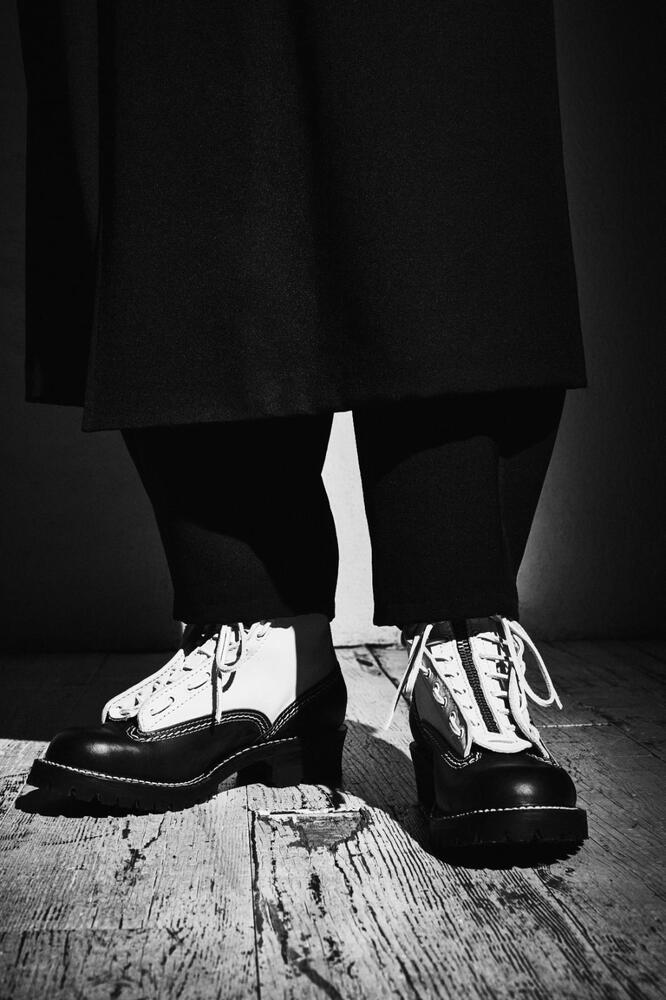 FashionPressJP's tweet photo. ヨウジヤマモト プールオム×ウエスコ”初のホワイトレザー”ワークブーツ、白黒2トーンで - https://t.co/B8TUy1Z7tG https://t.co/GzgJpypXpa