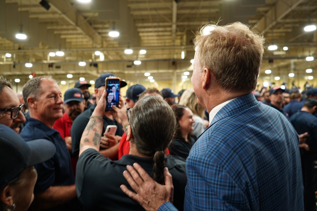 KenPaxtonTX's tweet photo. What an incredible night! There’s nothing like a rally with President Trump. It was an honor to welcome @POTUS to Texas.

Hardworking Texans know he’s fighting for them every single day.

If we lose Texas, we lose America.
 
We won’t let that happen. https://t.co/wXJ99jDlYg