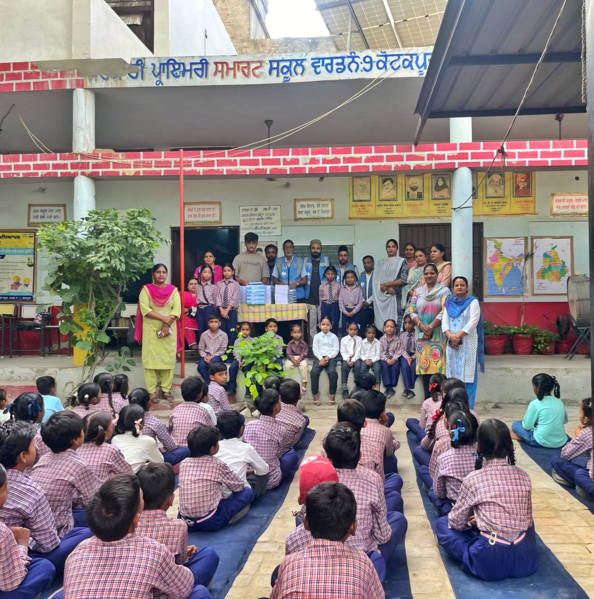 HumanityFirstIN's tweet photo. Humanity First Punjab Chapter distributed 450 notebooks among students of Government Elementary Smart School, Kot Kapura, District Faridkot.

Supporting education today, nurturing brighter tomorrows. ✨

#HumanityFirst #EducationForAll #Faridkot #Punjab https://t.co/kXOFGXjETN