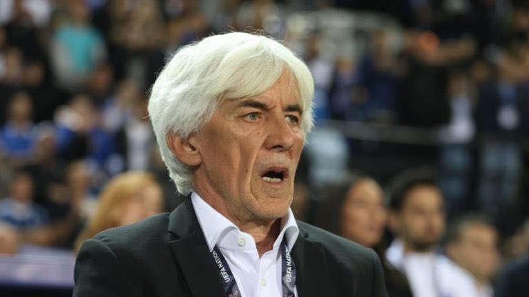NikolaosTzoura's tweet photo. Ο Γιοβάνοβιτς πρέπει να πάει σπίτι του αρκετά κράτησε αυτό το αστείο. Εχουμε παιχταράδες όμως καμία βοήθεια από πάγκο. Αντί να δέσει το κέντρο άλλαζε επιθετικούς λες κ παίζουμε με Αλβανία #ethnikiomada #GRENED #paobc https://t.co/nLFbxHf2qD